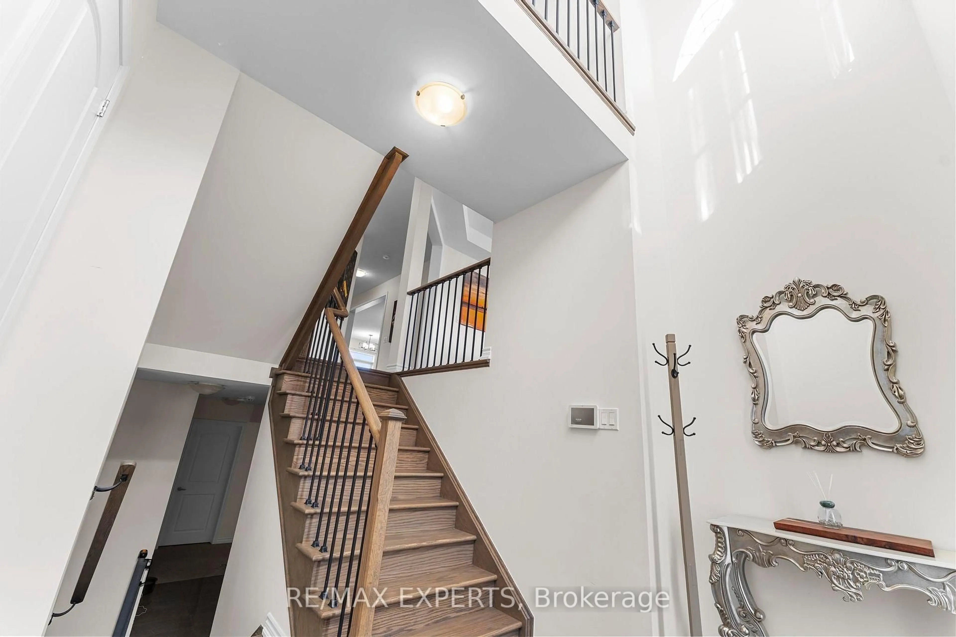 Indoor foyer for 572 Queen Mary Dr, Brampton Ontario L7A 4Y6