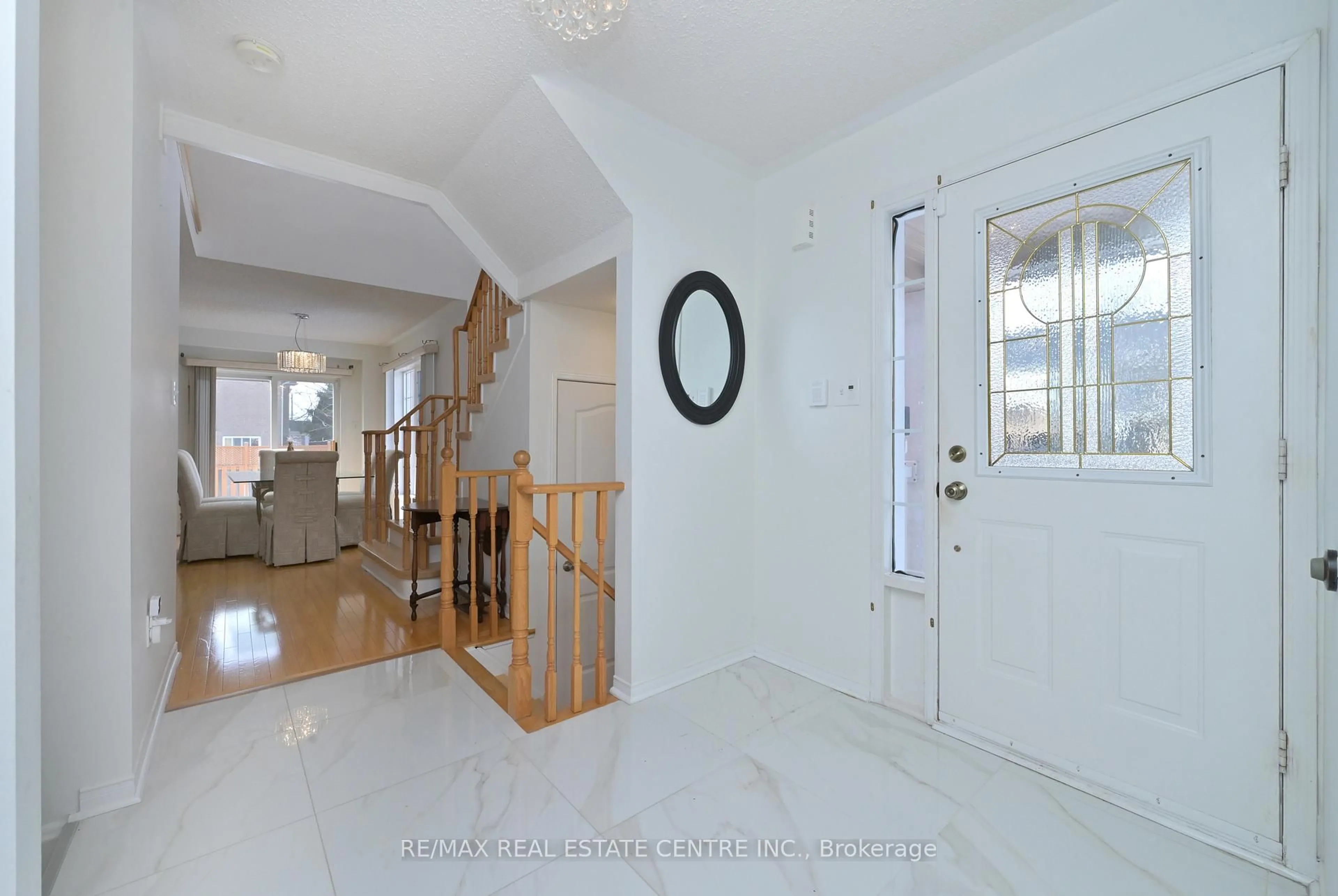 Indoor entryway for 5554 Linwell Pl, Mississauga Ontario L5M 6L7