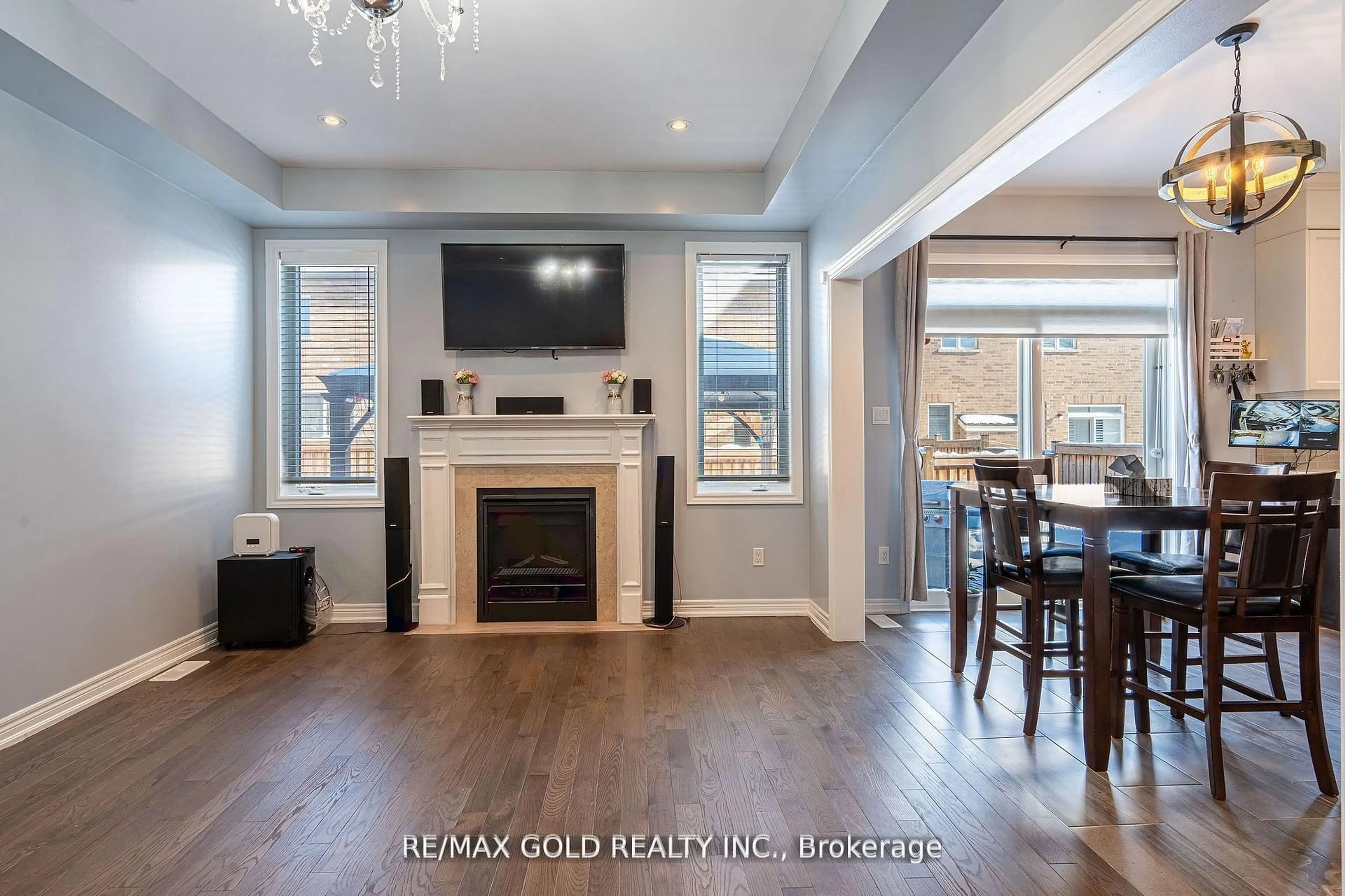 Open concept kitchen, wood/laminate floor for 10 Spokanne St, Brampton Ontario L6R 4A2