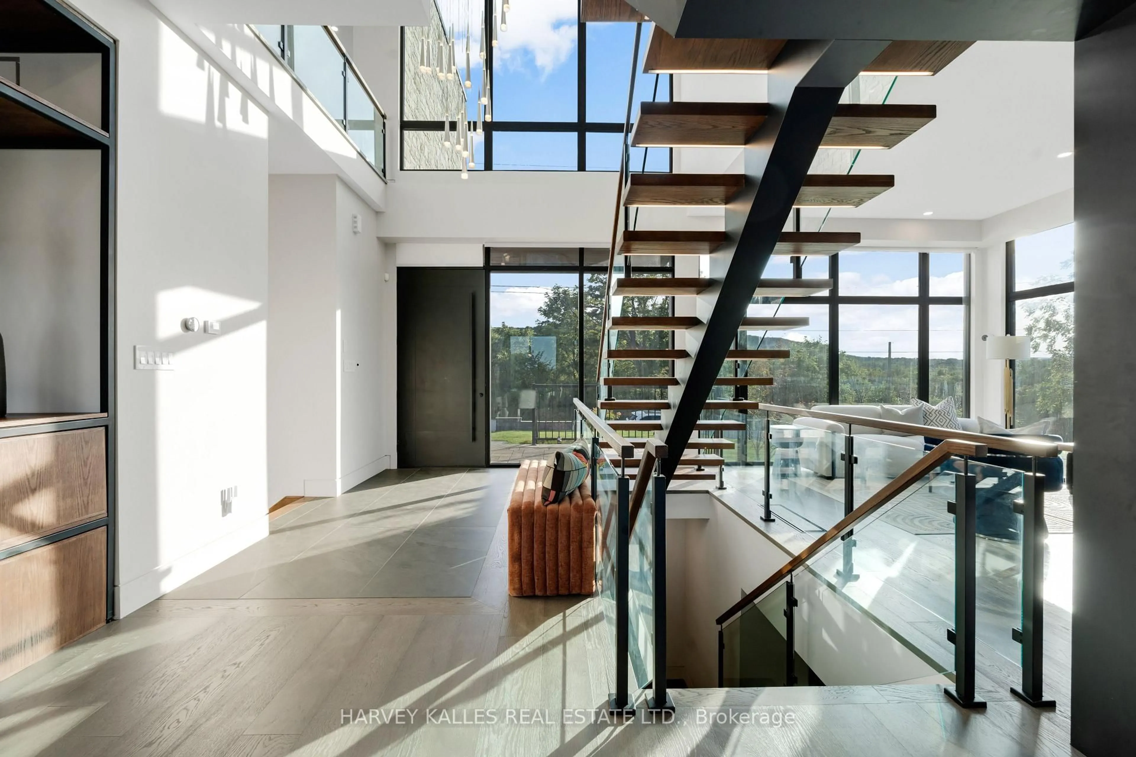 Indoor foyer for 29 Peru Rd, Milton Ontario L9T 2V5