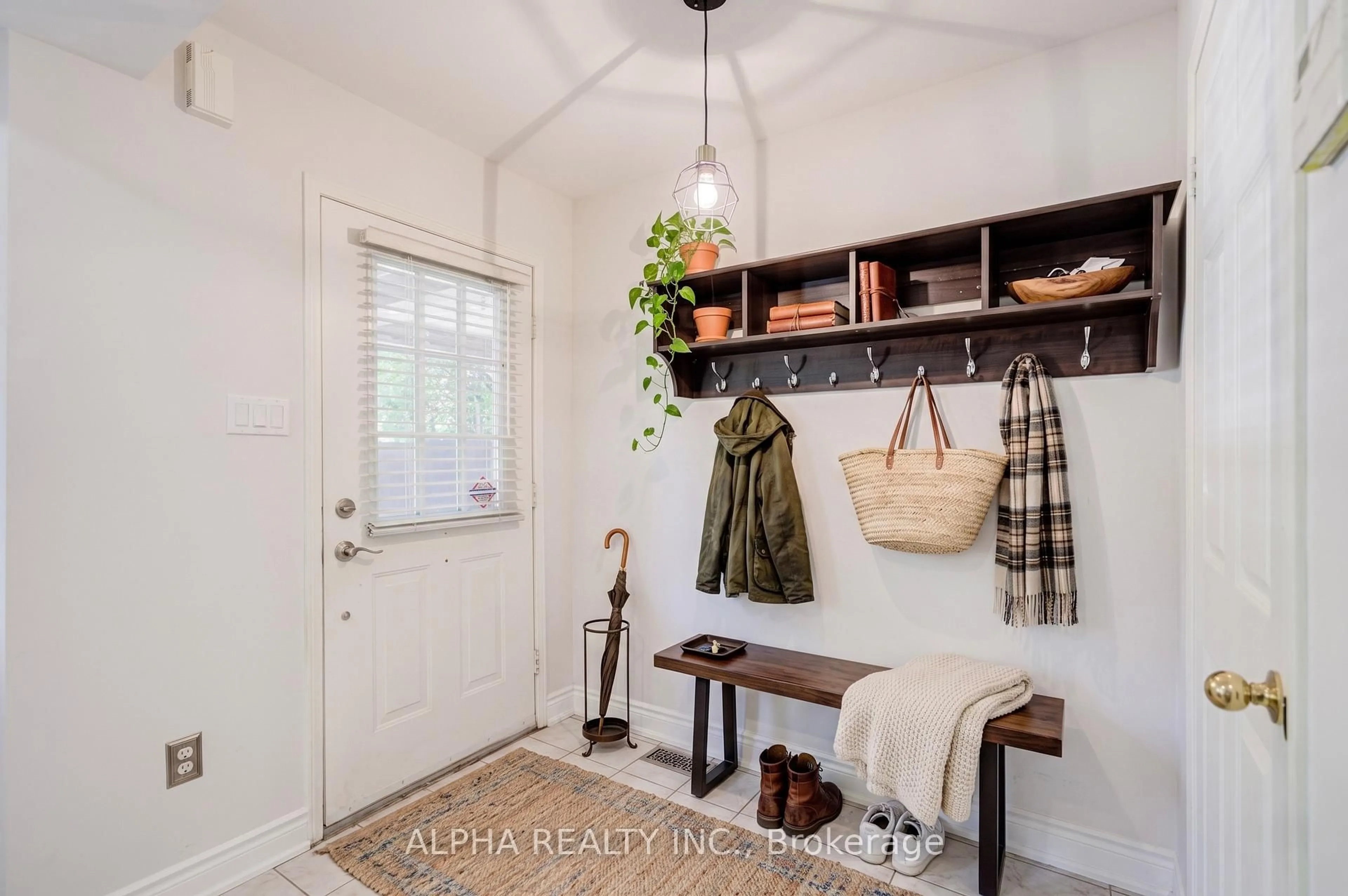 Indoor entryway for 102 Roxton Rd, Oakville Ontario L6H 6V4