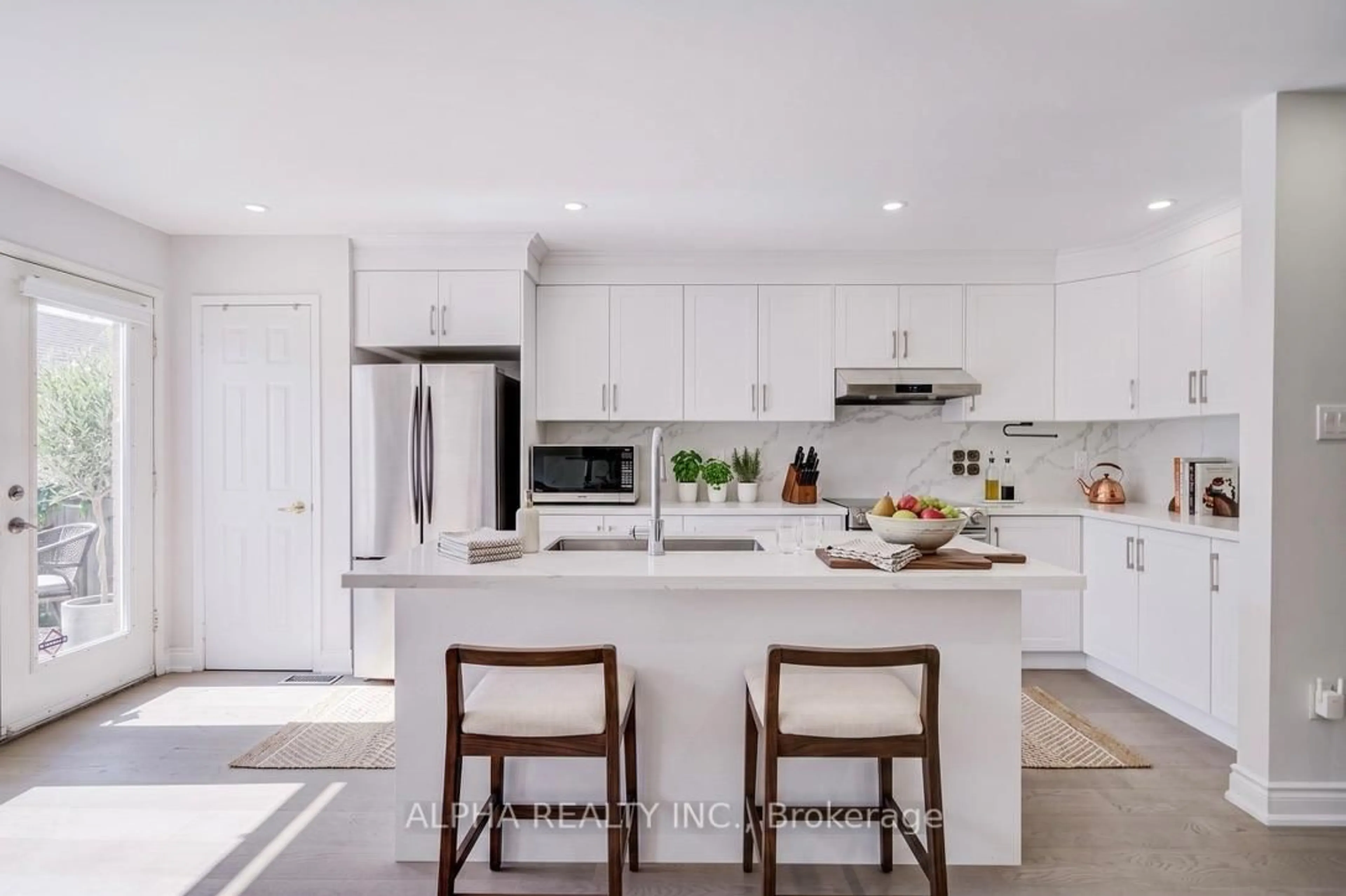 Open concept kitchen, ceramic/tile floor for 102 Roxton Rd, Oakville Ontario L6H 6V4