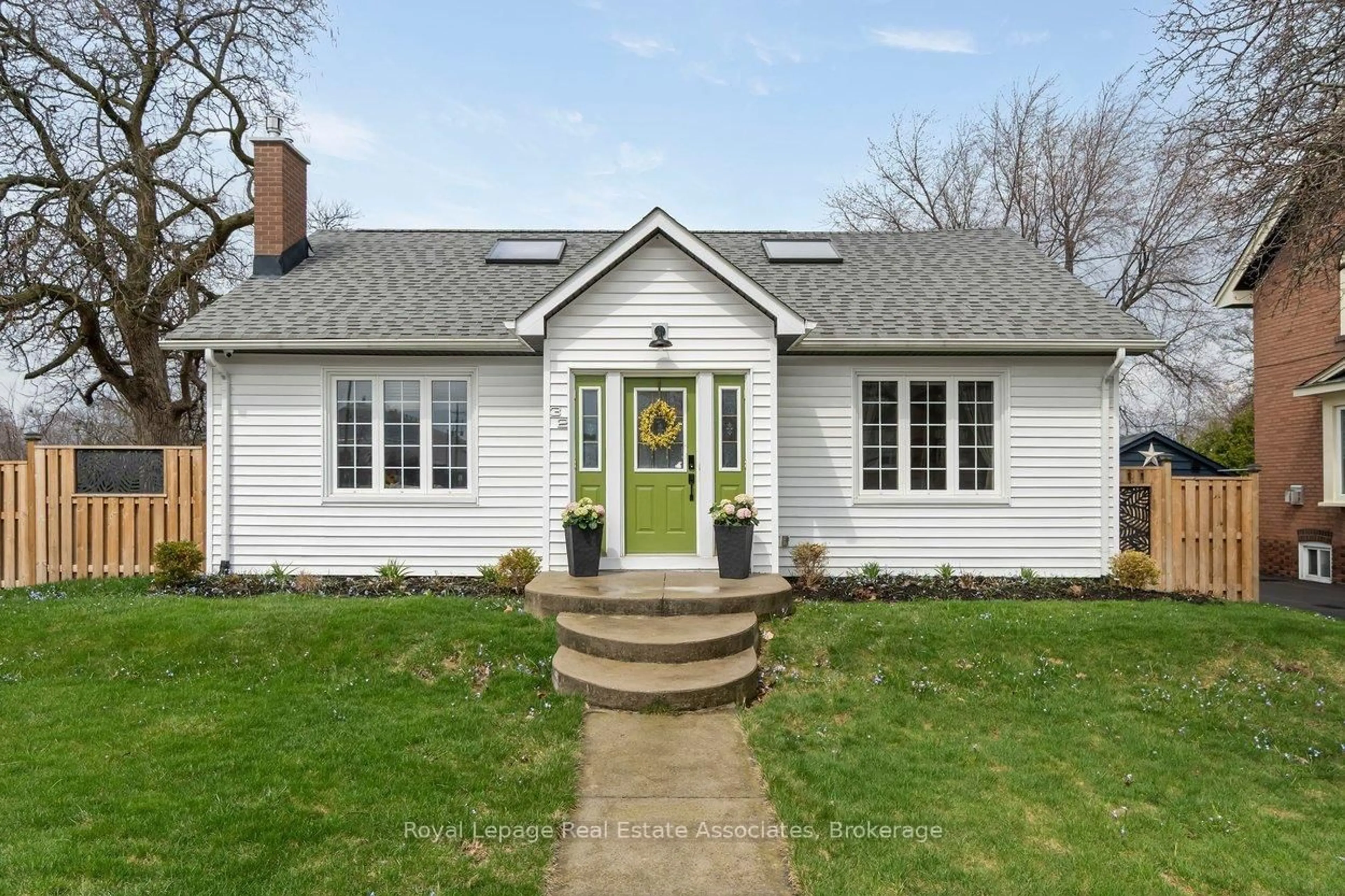 Home with vinyl exterior material, street for 32 Craig St, Brampton Ontario L6Y 1J1