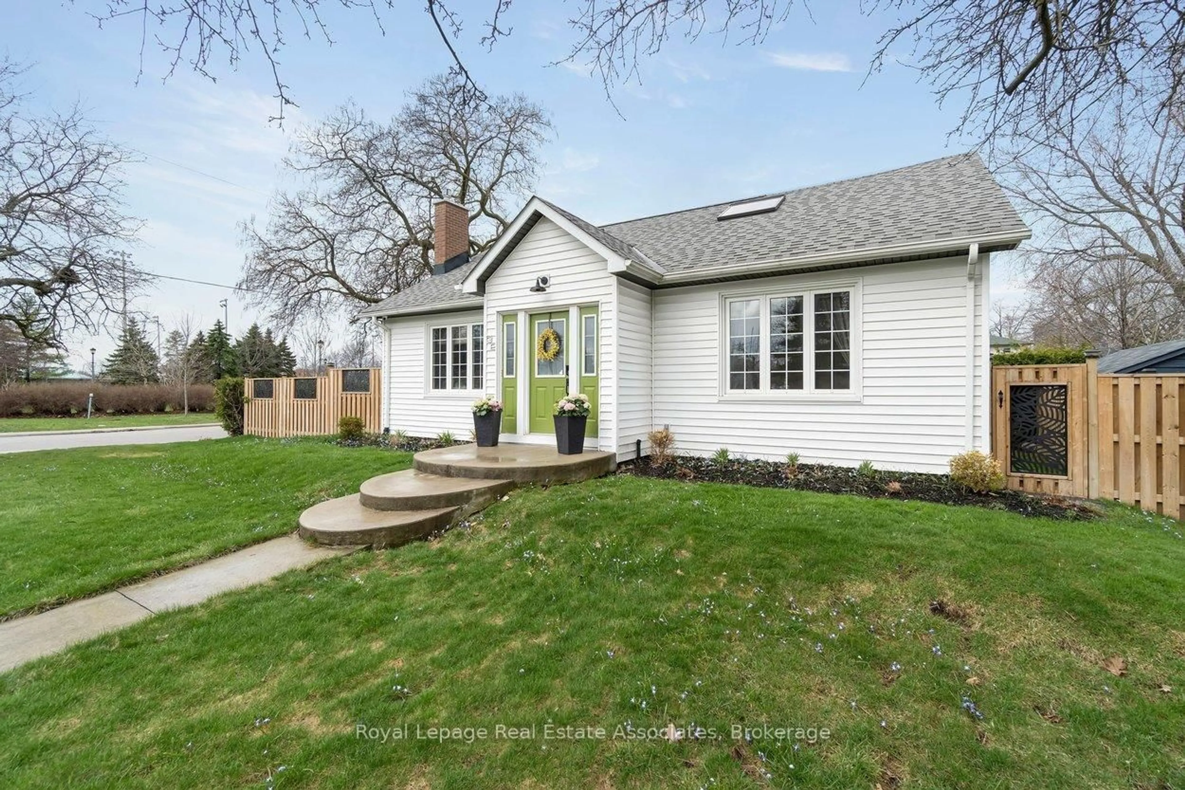 Home with vinyl exterior material, street for 32 Craig St, Brampton Ontario L6Y 1J1