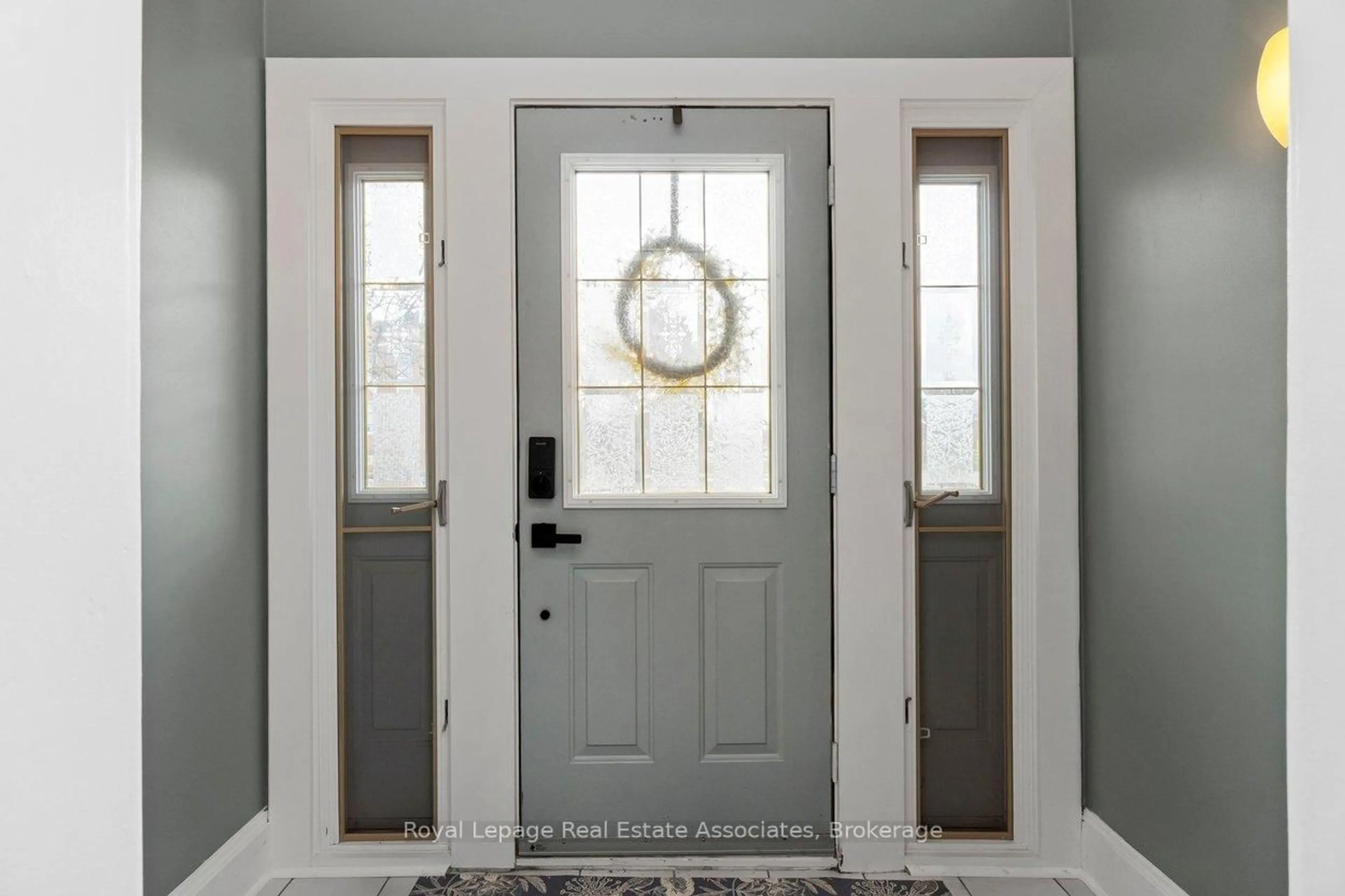 Indoor entryway for 32 Craig St, Brampton Ontario L6Y 1J1