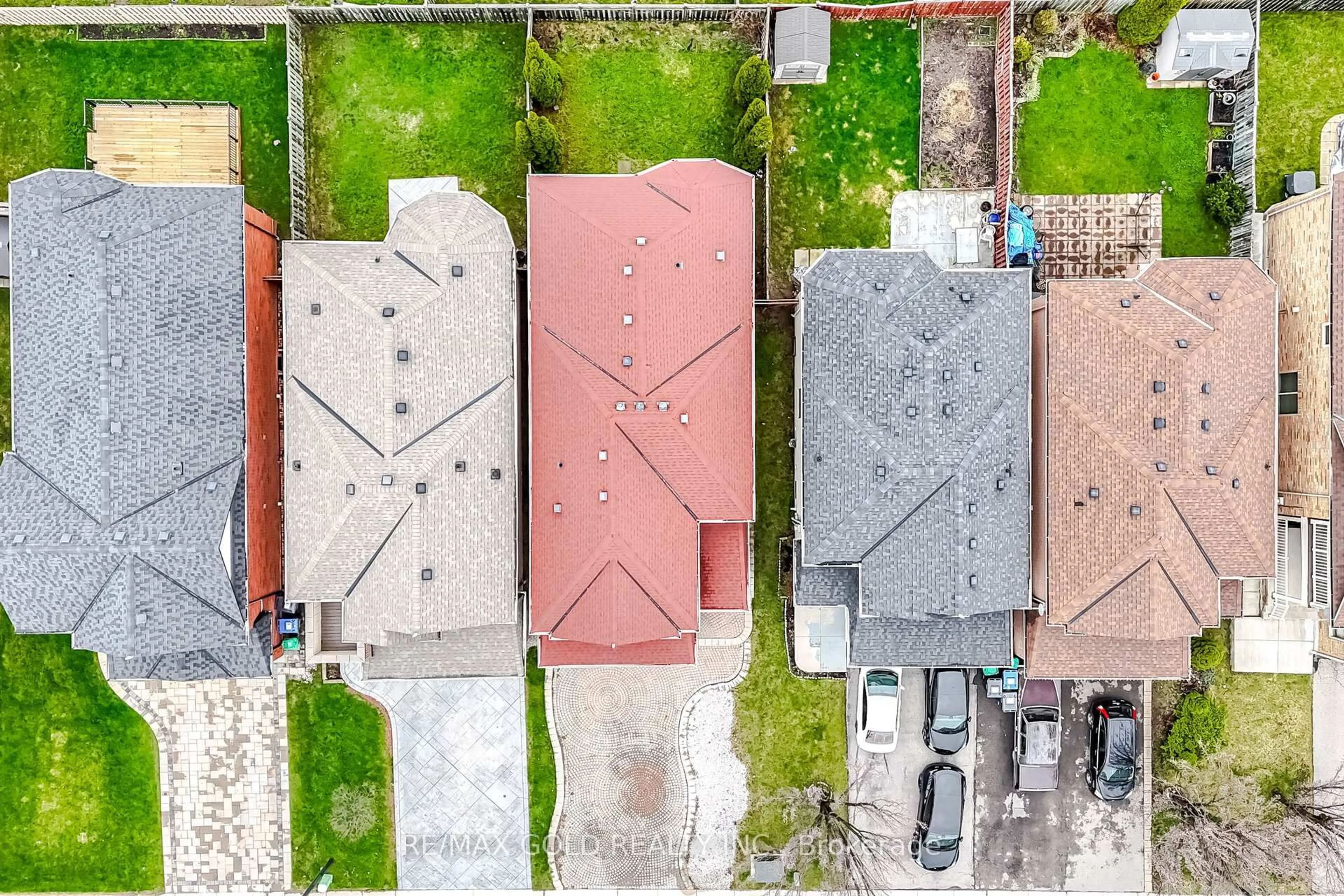 A pic from outside/outdoor area/front of a property/back of a property/a pic from drone, street for 7059 Magistrate Terr, Mississauga Ontario L5W 1E5