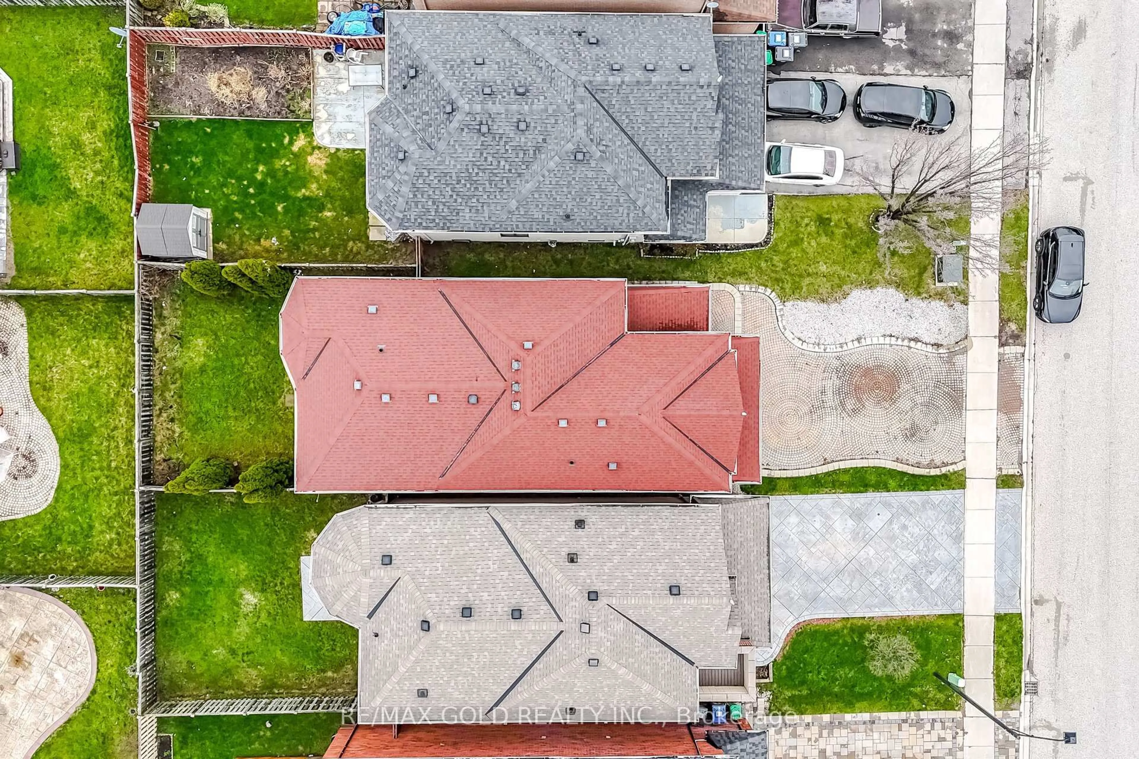 A pic from outside/outdoor area/front of a property/back of a property/a pic from drone, street for 7059 Magistrate Terr, Mississauga Ontario L5W 1E5