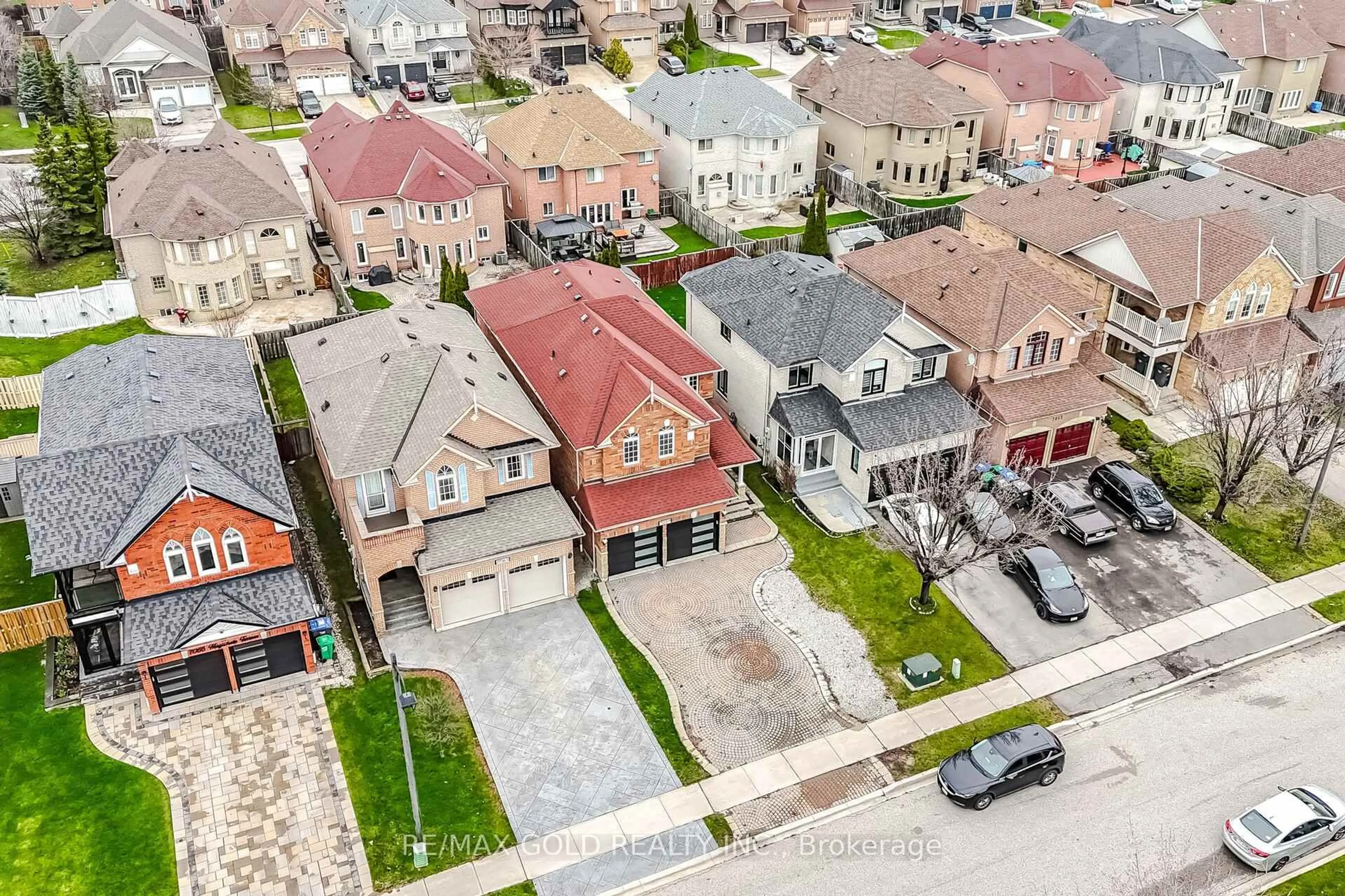 A pic from outside/outdoor area/front of a property/back of a property/a pic from drone, street for 7059 Magistrate Terr, Mississauga Ontario L5W 1E5