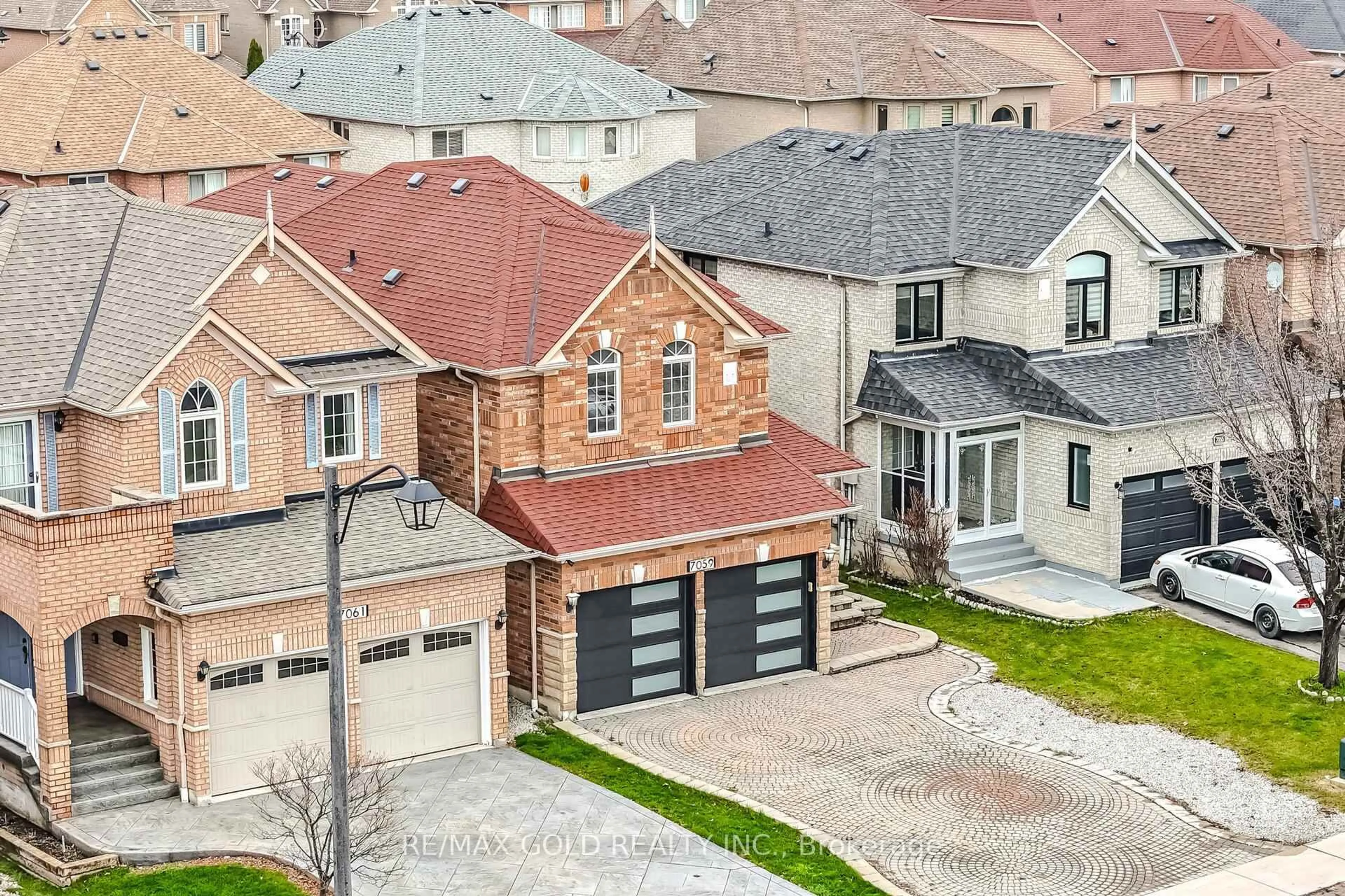 A pic from outside/outdoor area/front of a property/back of a property/a pic from drone, street for 7059 Magistrate Terr, Mississauga Ontario L5W 1E5
