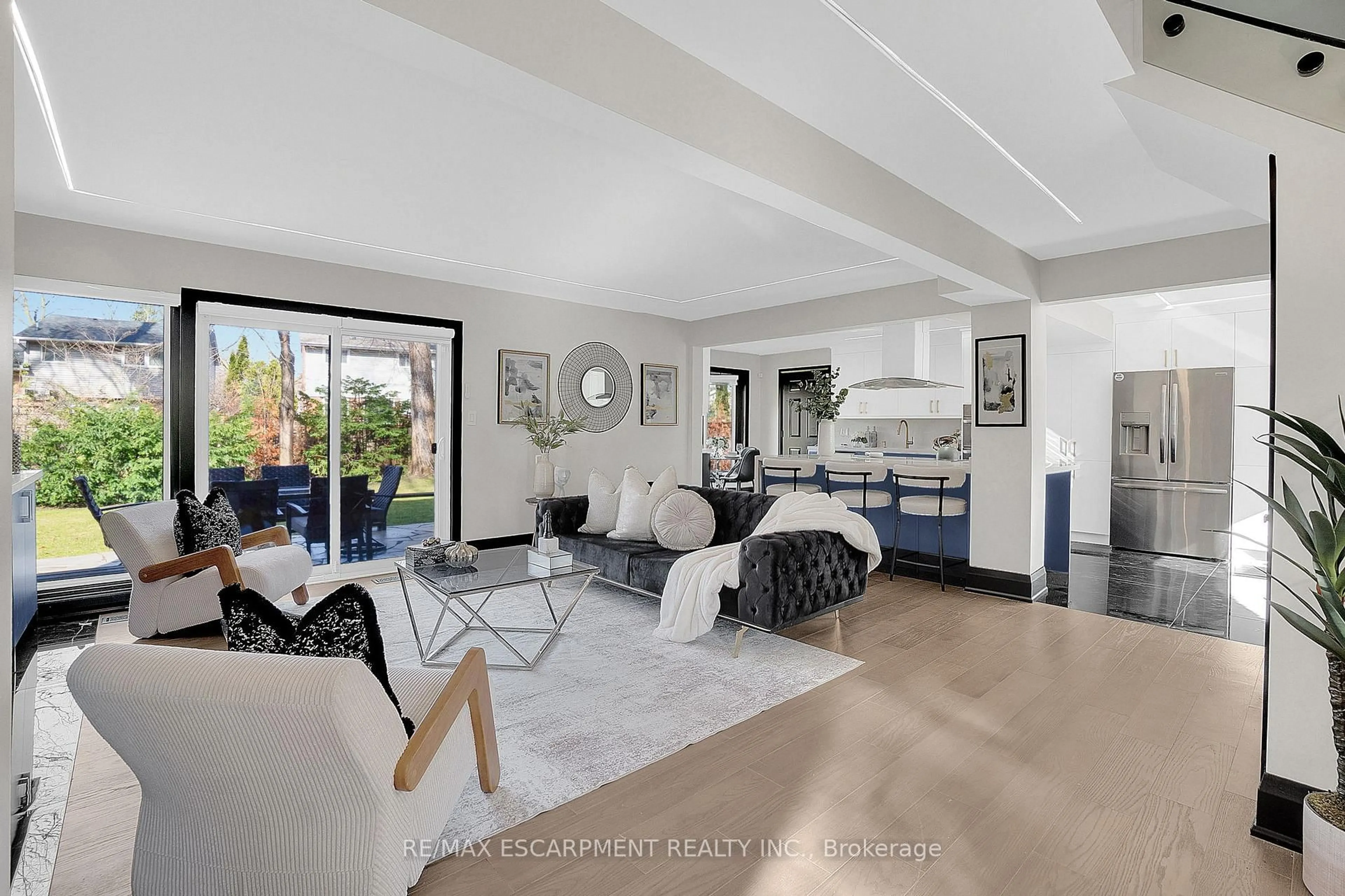 Living room with furniture, unknown for 1915 Delaney Dr, Mississauga Ontario L5J 3L1