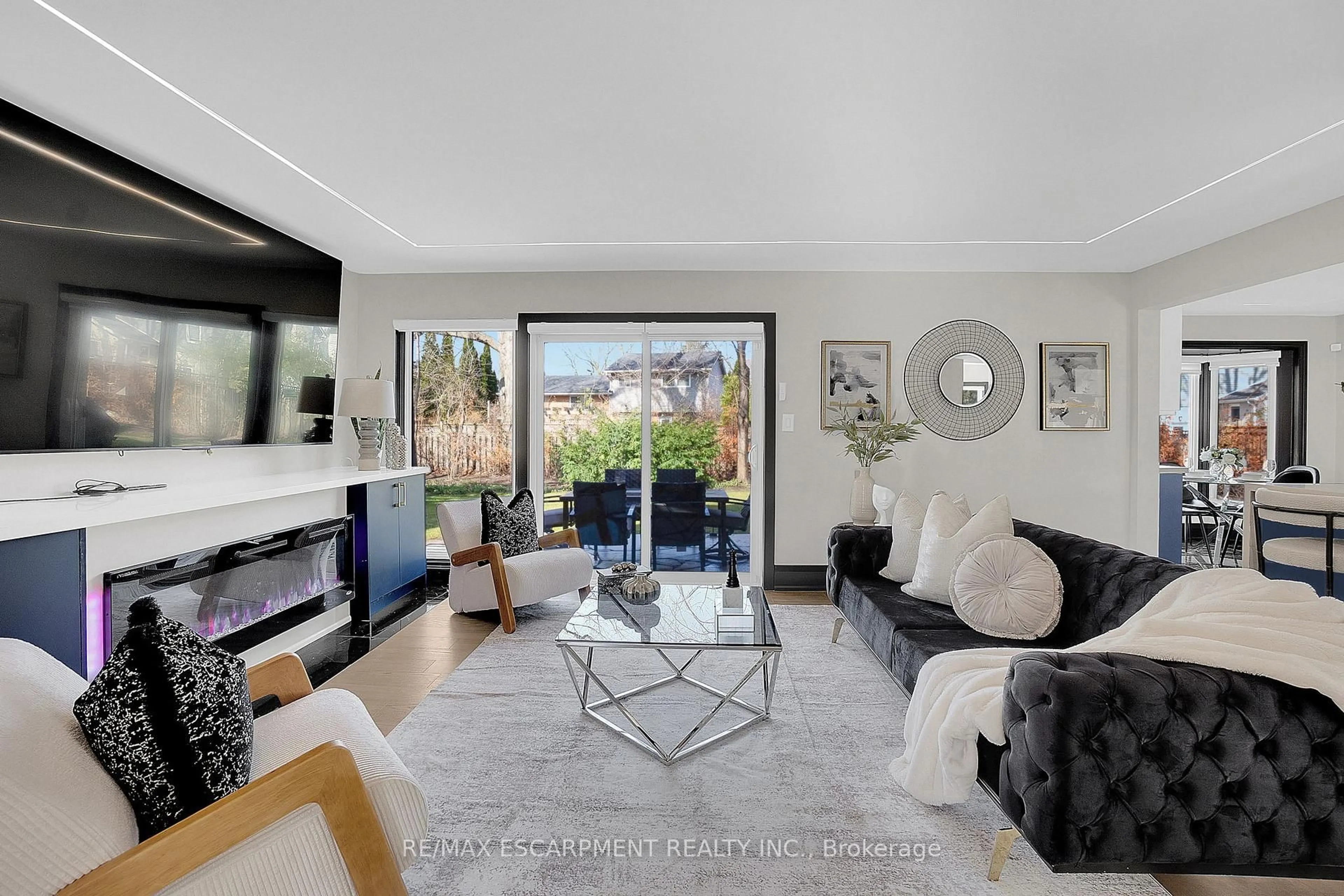 Living room with furniture, unknown for 1915 Delaney Dr, Mississauga Ontario L5J 3L1