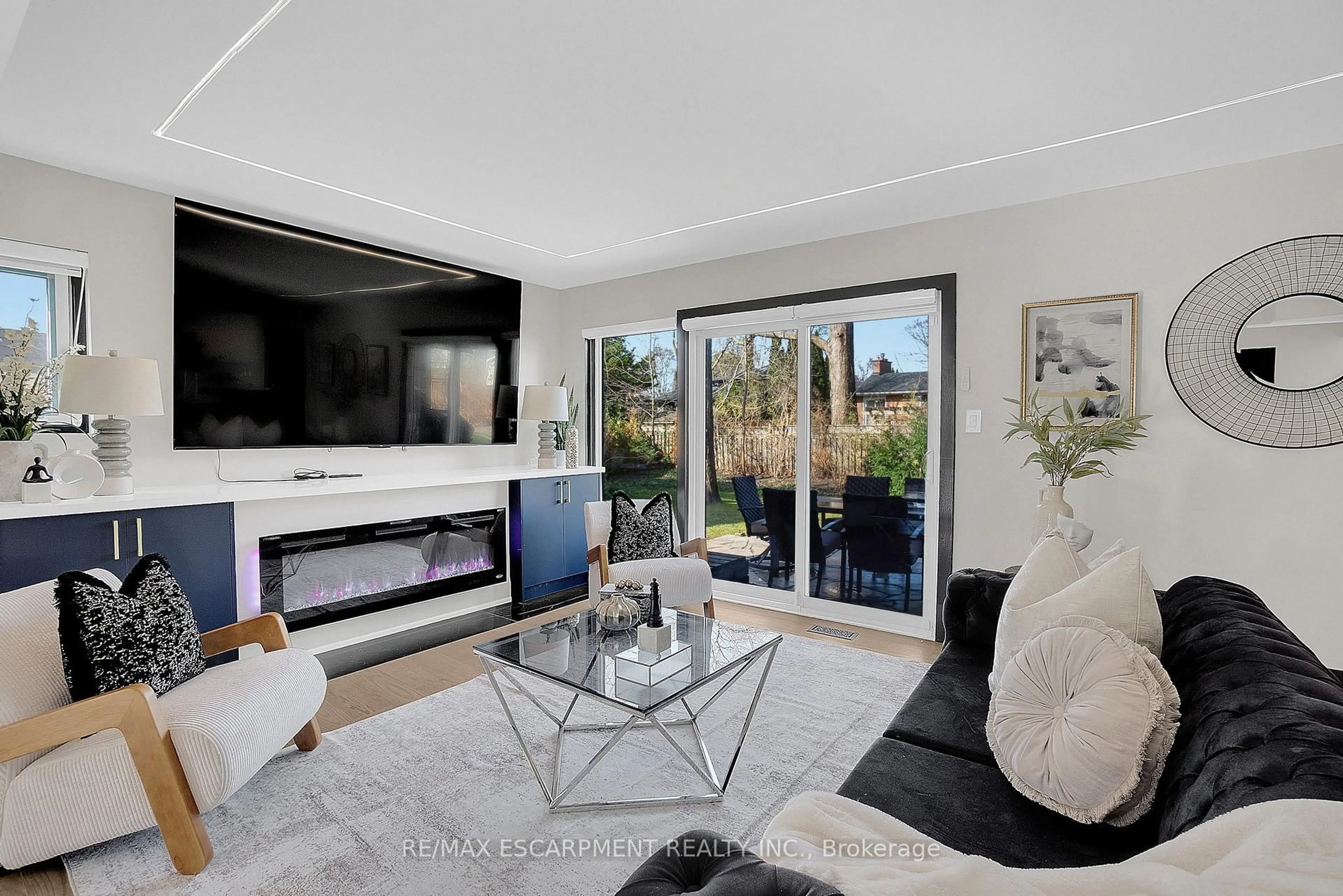 Living room with furniture, unknown for 1915 Delaney Dr, Mississauga Ontario L5J 3L1