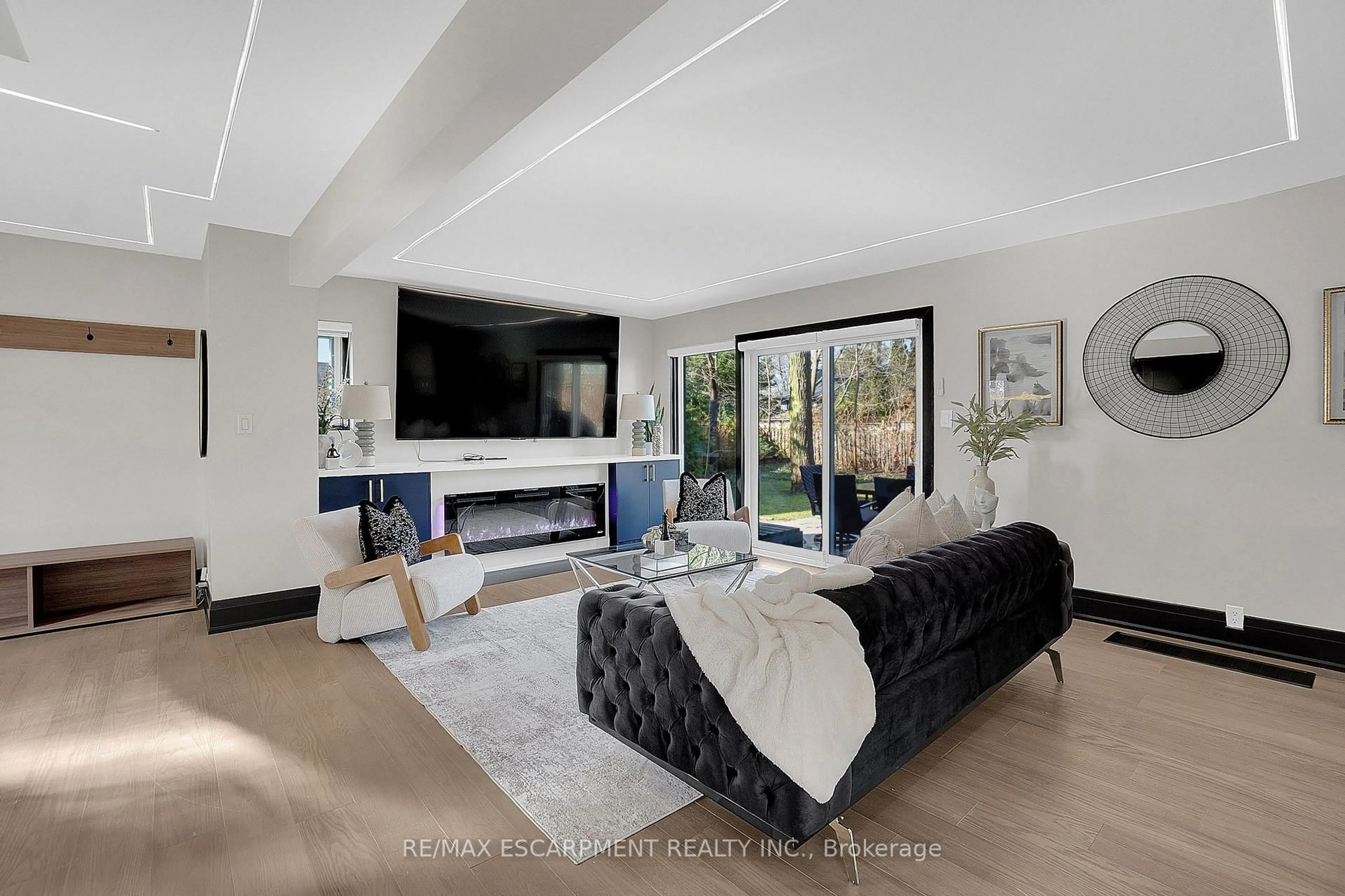 Living room with furniture, unknown for 1915 Delaney Dr, Mississauga Ontario L5J 3L1