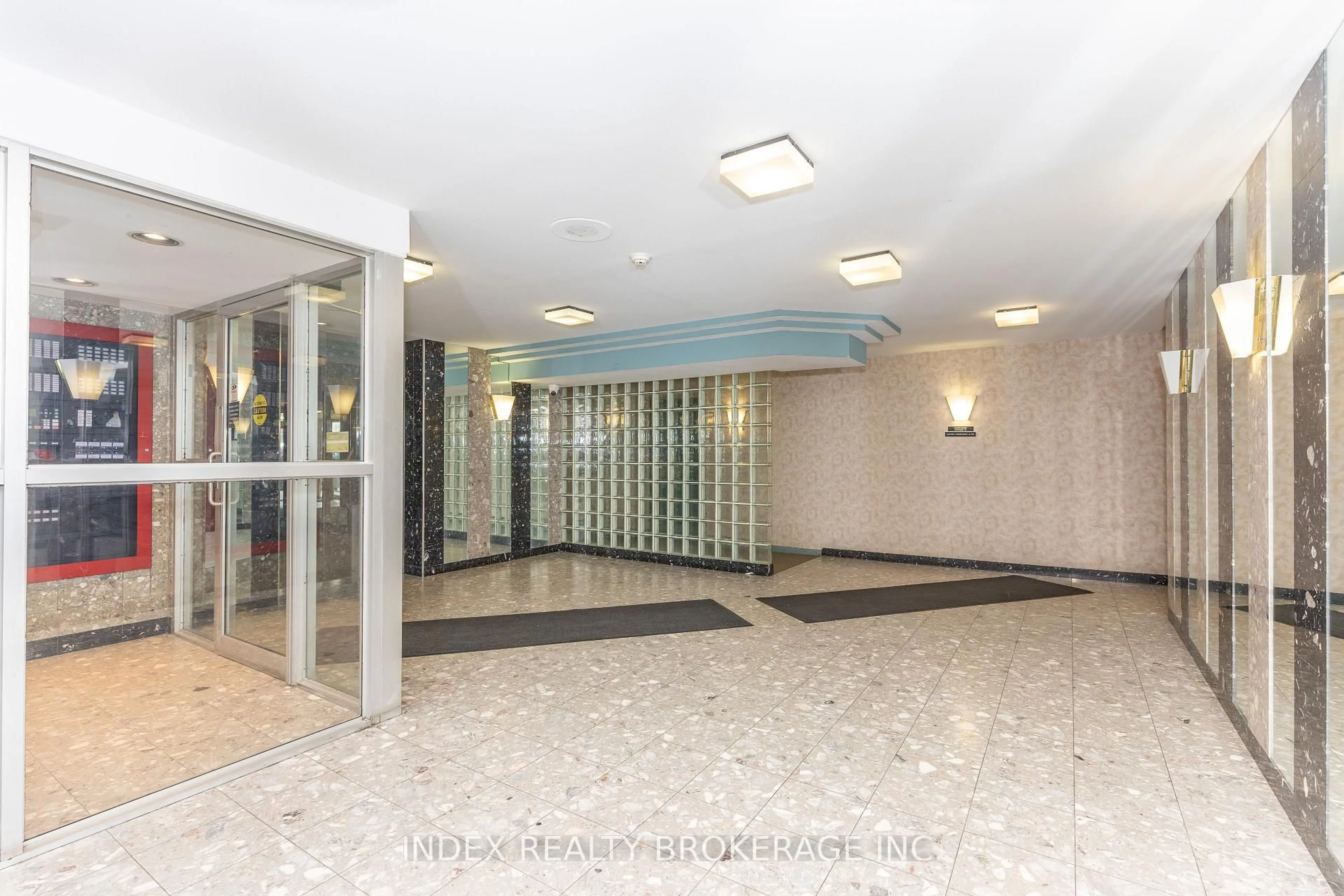Indoor foyer for 3077 Weston Rd #1704, Toronto Ontario M9M 3A1