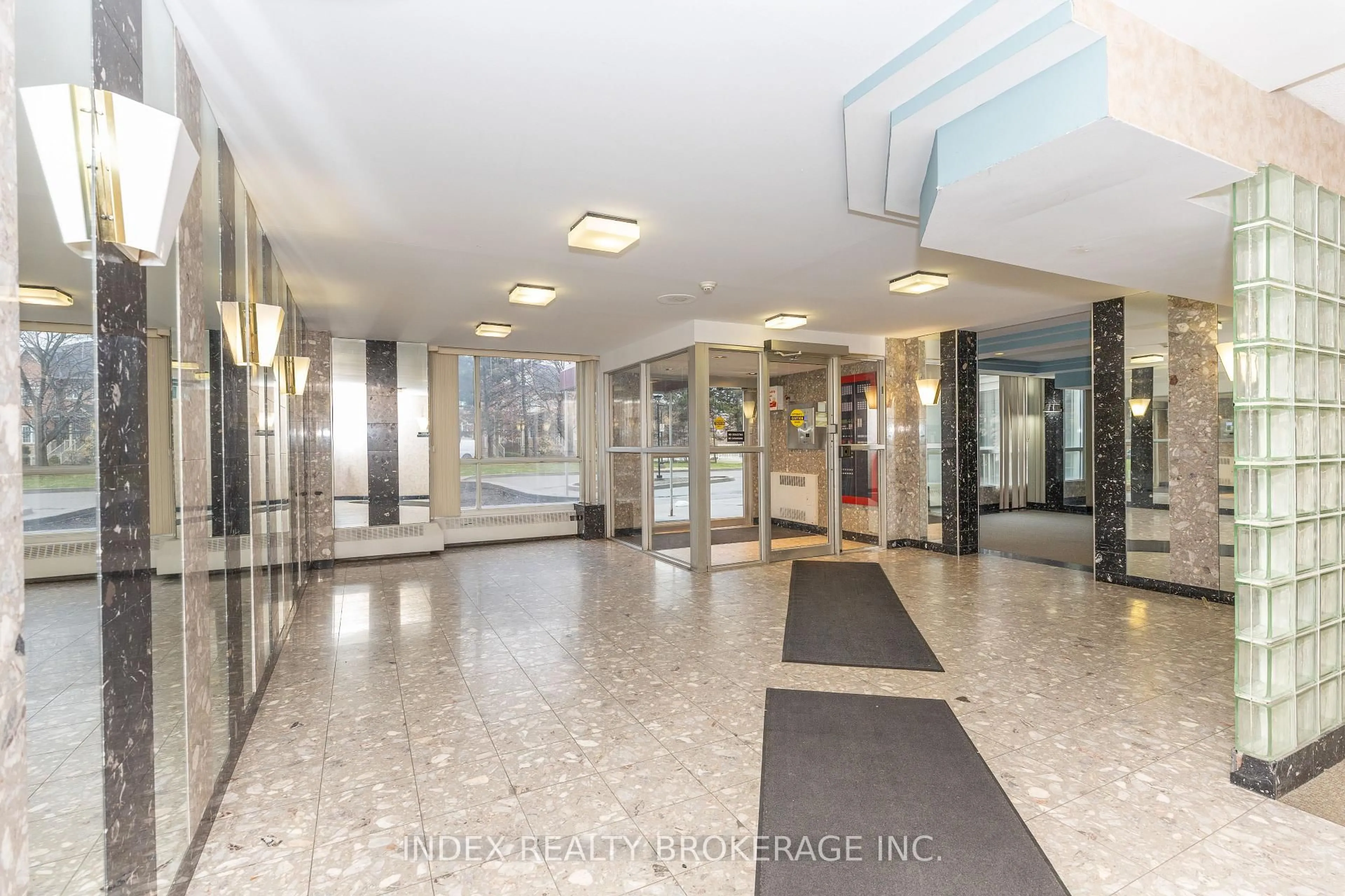 Indoor foyer for 3077 Weston Rd #1704, Toronto Ontario M9M 3A1