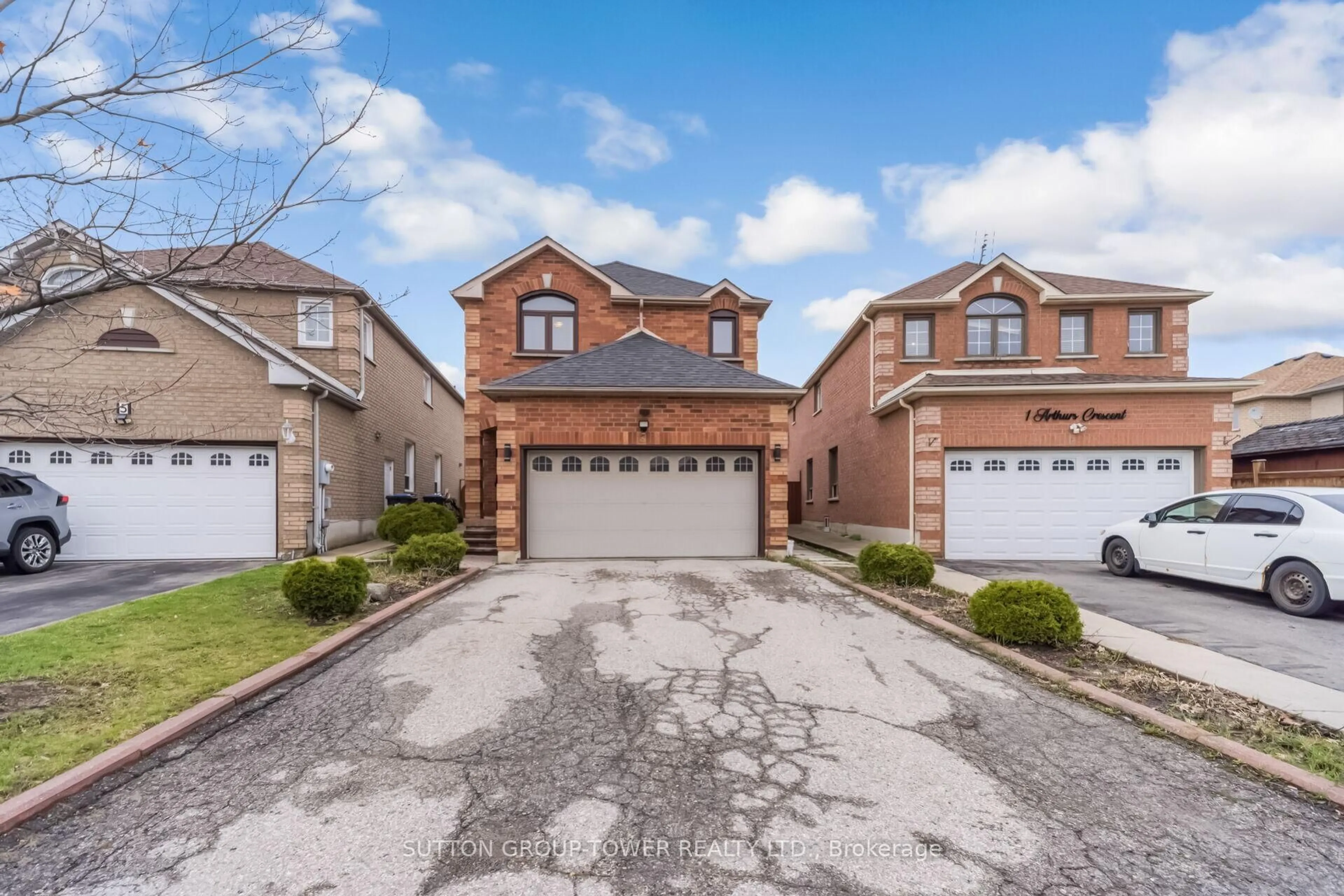 A pic from outside/outdoor area/front of a property/back of a property/a pic from drone, street for 3 Arthurs Cres, Brampton Ontario L6Y 4Y5