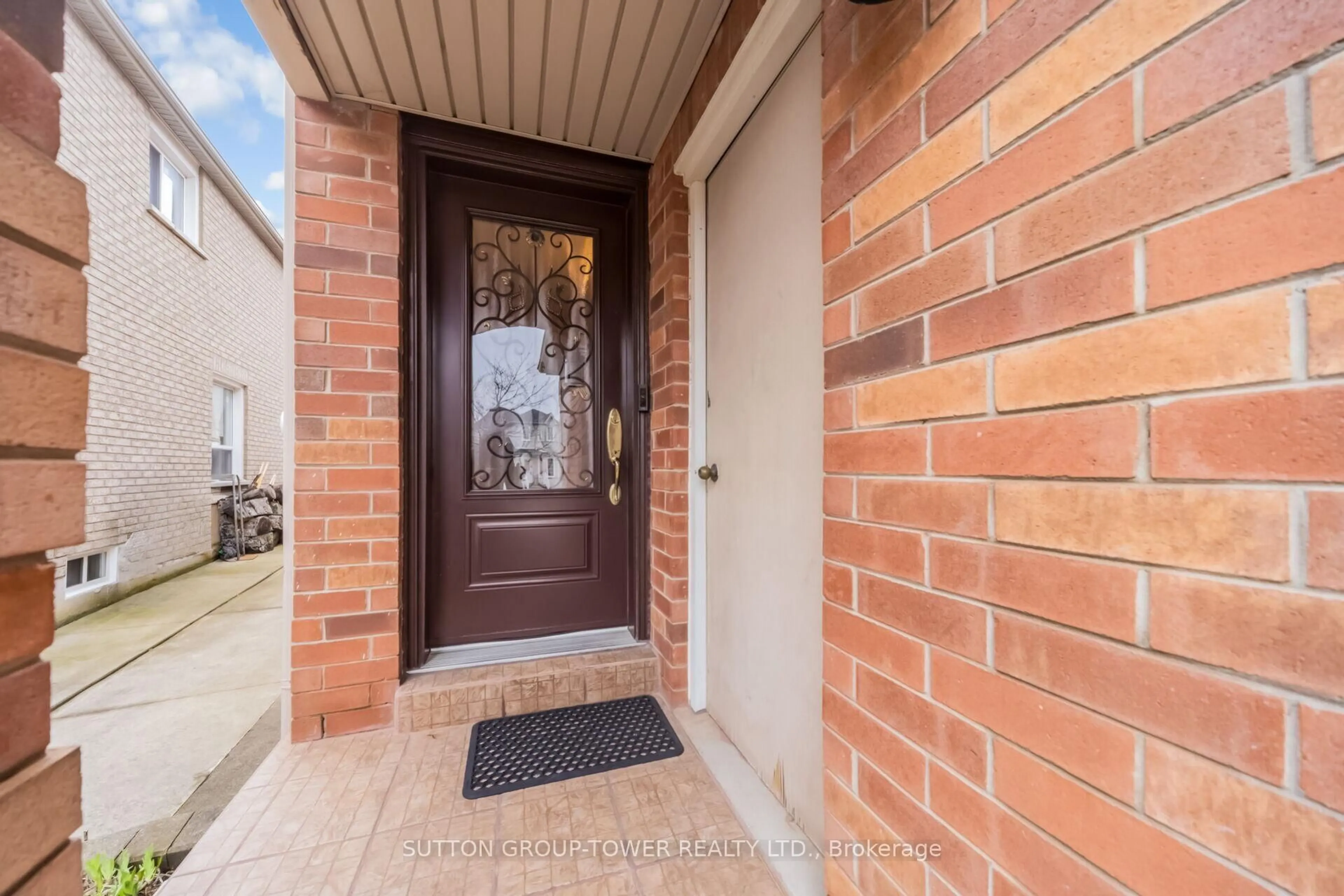 Indoor entryway for 3 Arthurs Cres, Brampton Ontario L6Y 4Y5