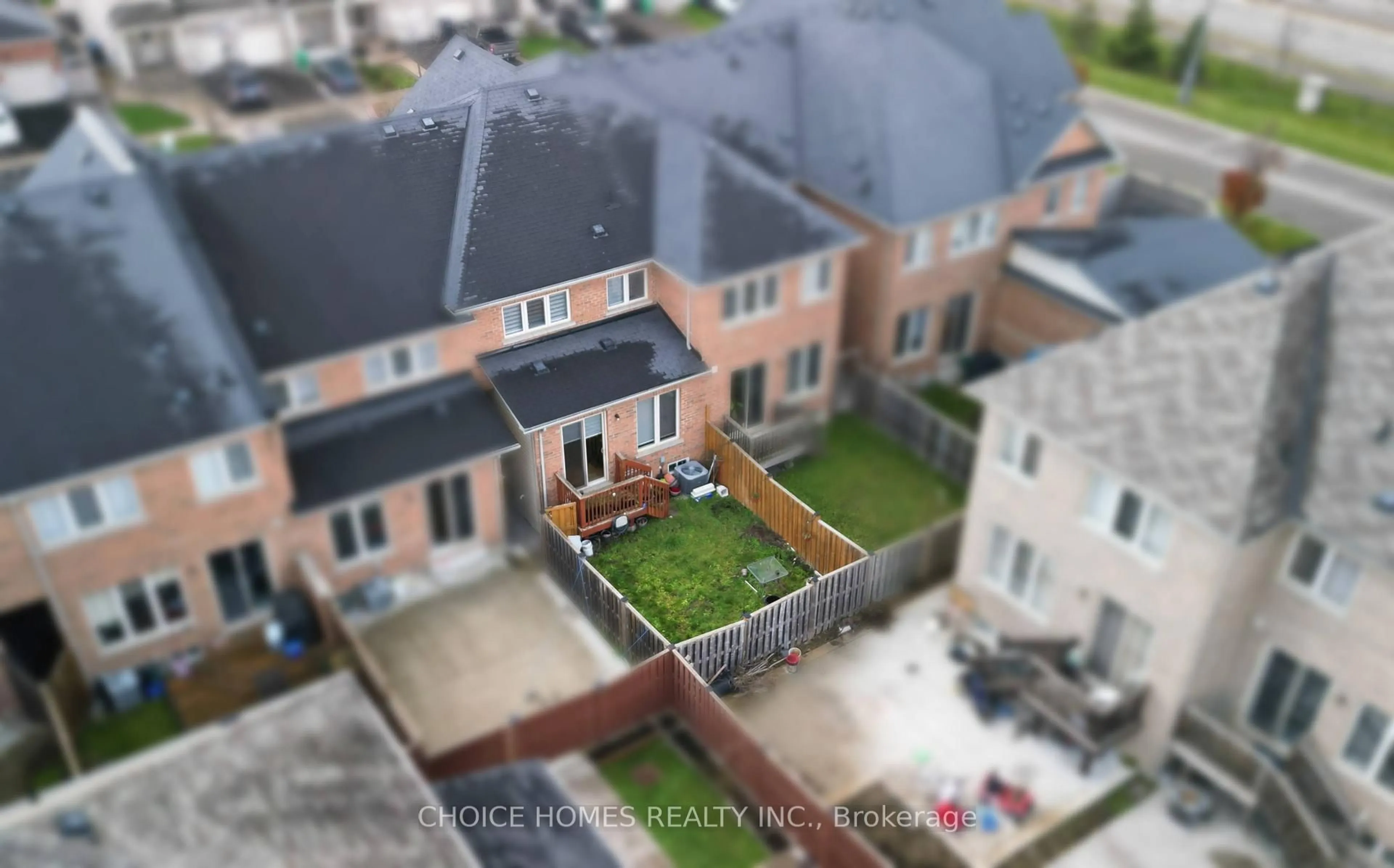 A pic from outside/outdoor area/front of a property/back of a property/a pic from drone, city buildings view from balcony for 71 Pendulum Circ, Brampton Ontario L6R 3N7