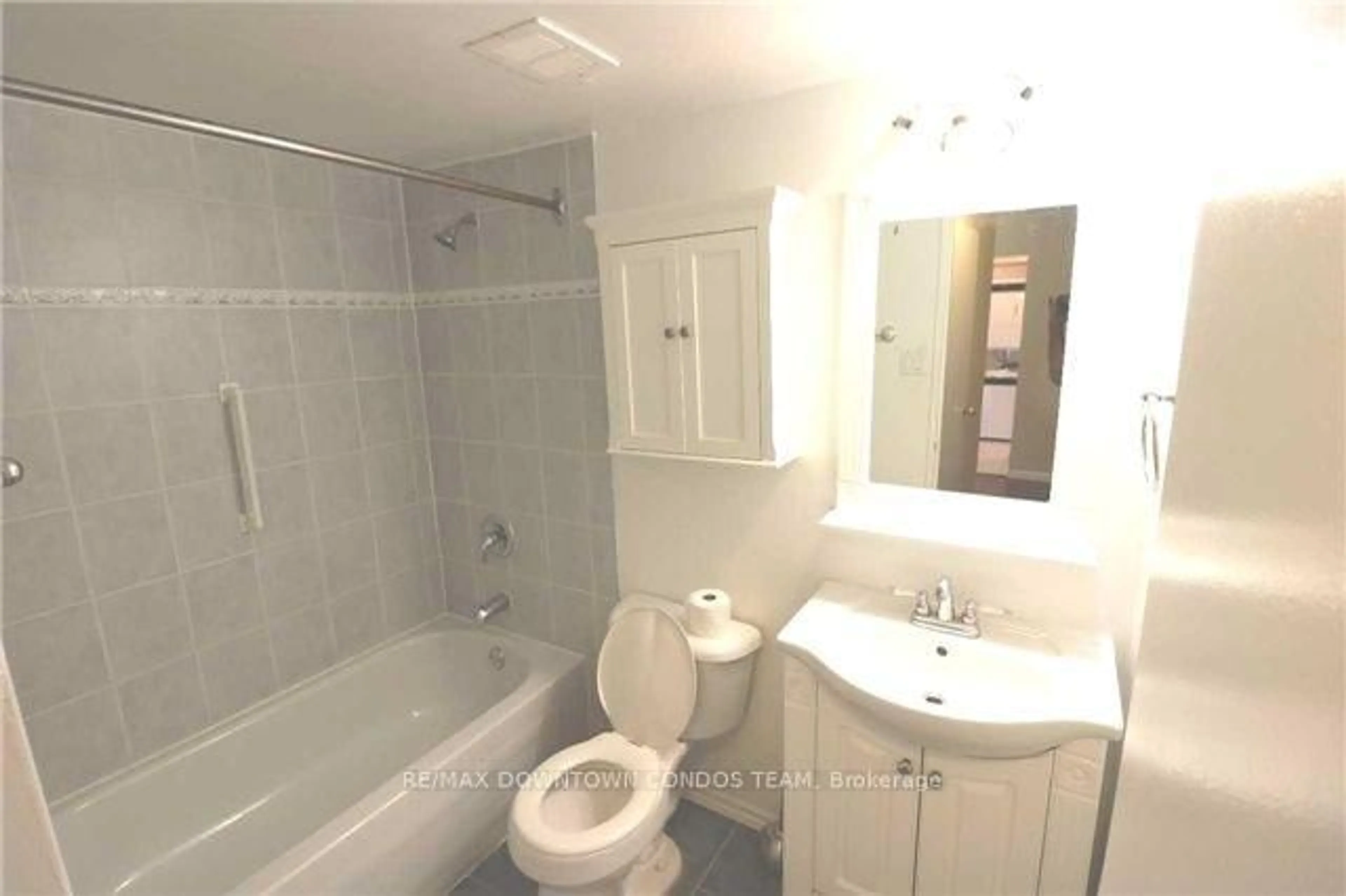 Standard bathroom, ceramic/tile floor for 10 Tobermory Dr #1004, Toronto Ontario M3N 2Y5