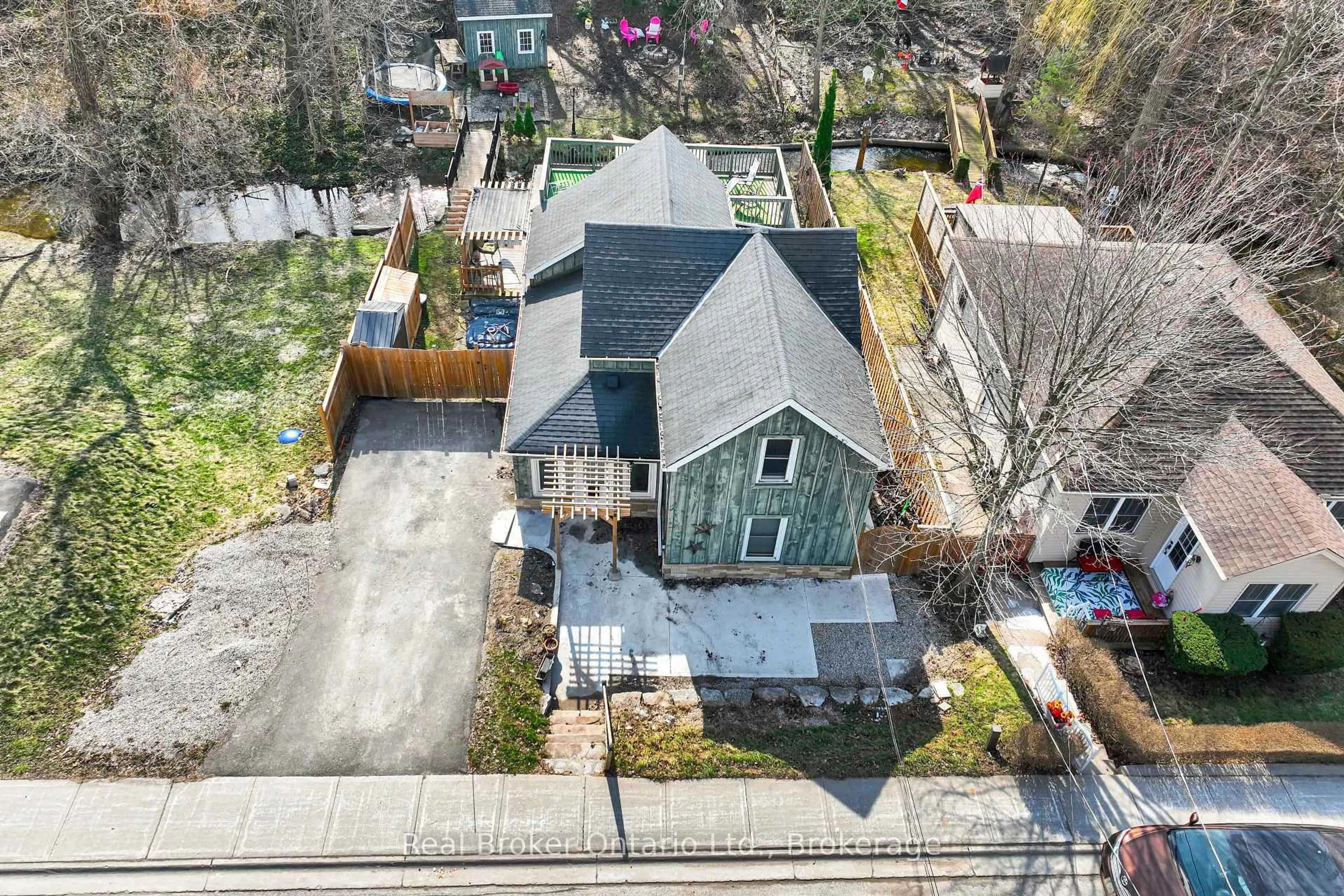 A pic from outside/outdoor area/front of a property/back of a property/a pic from drone, street for 28 Church St, Halton Hills Ontario L7J 1K2