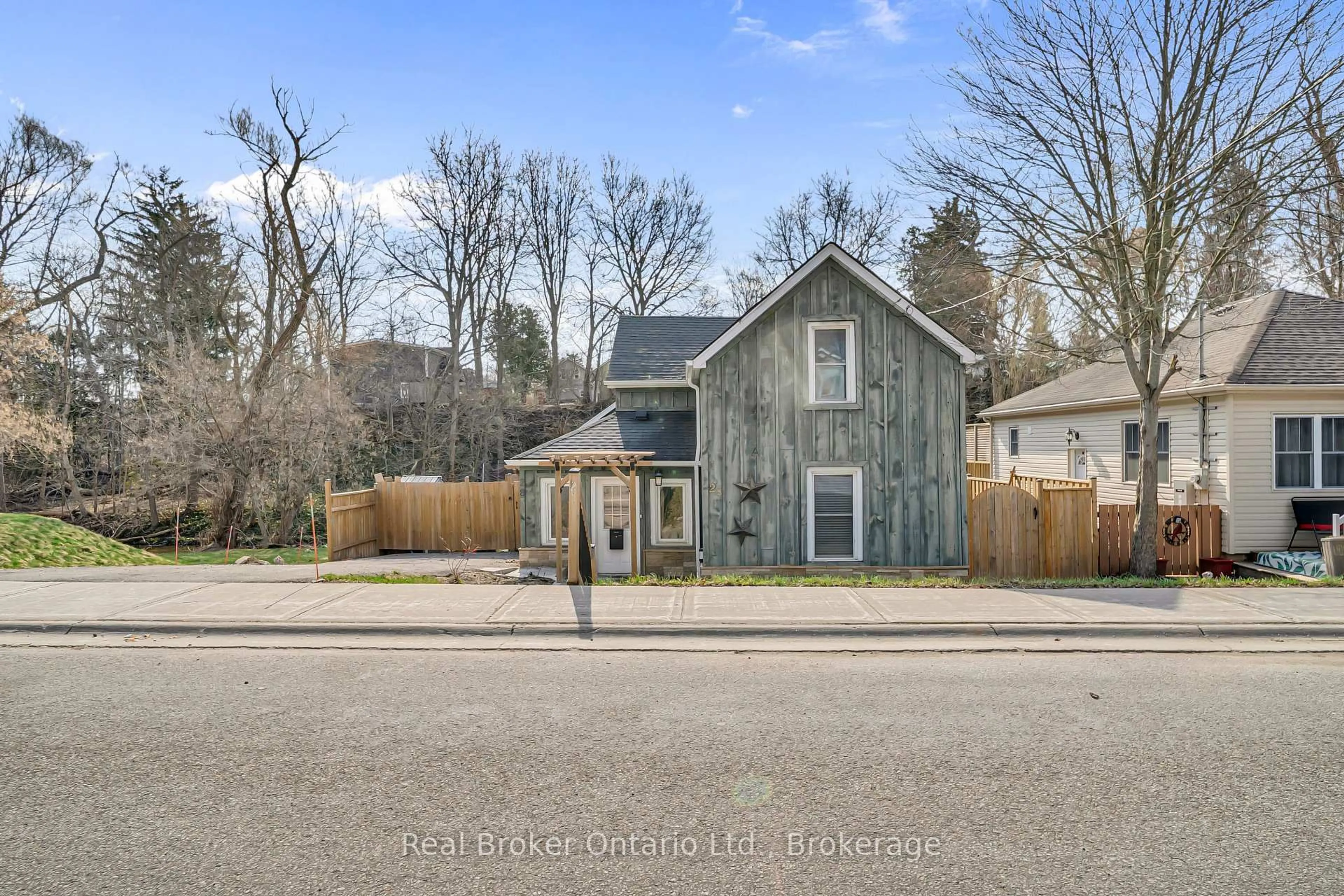 A pic from outside/outdoor area/front of a property/back of a property/a pic from drone, street for 28 Church St, Halton Hills Ontario L7J 1K2