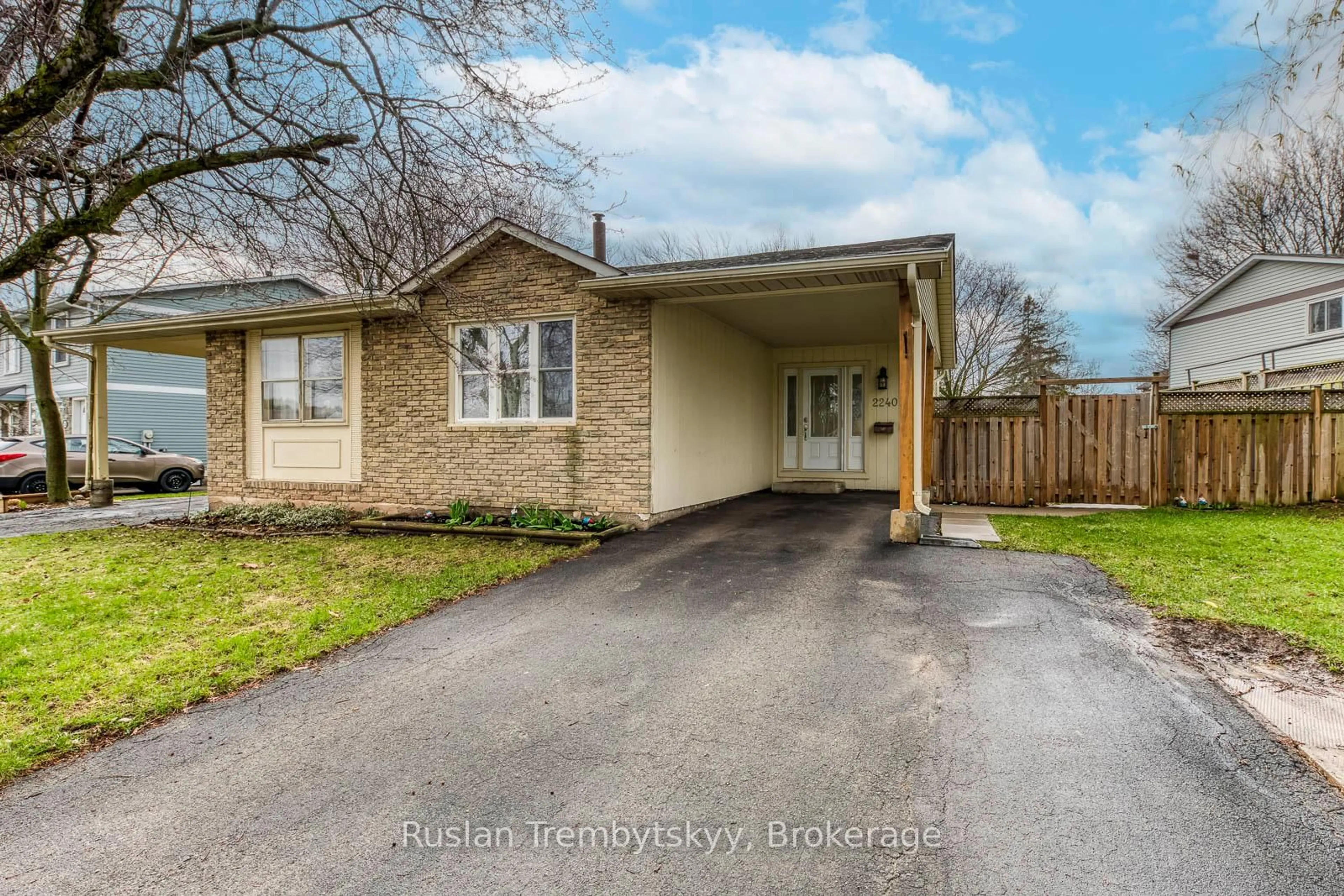 A pic from outside/outdoor area/front of a property/back of a property/a pic from drone, street for 2240 Manchester Dr, Burlington Ontario L7P 3W2