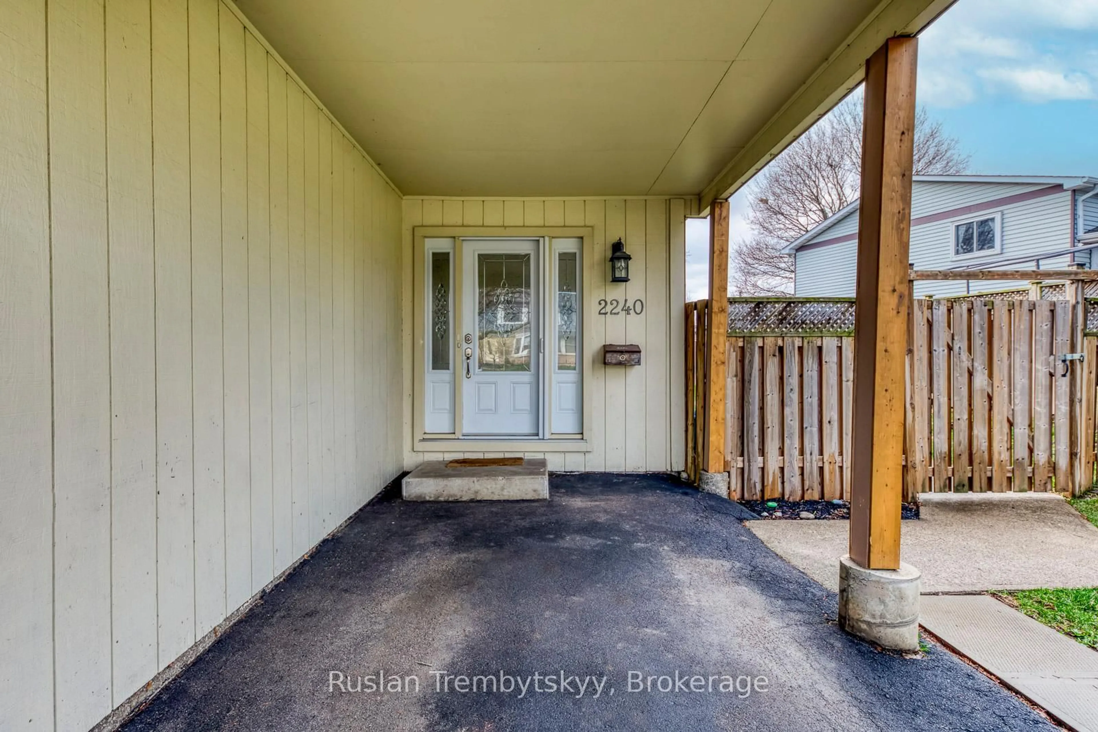 Indoor entryway for 2240 Manchester Dr, Burlington Ontario L7P 3W2