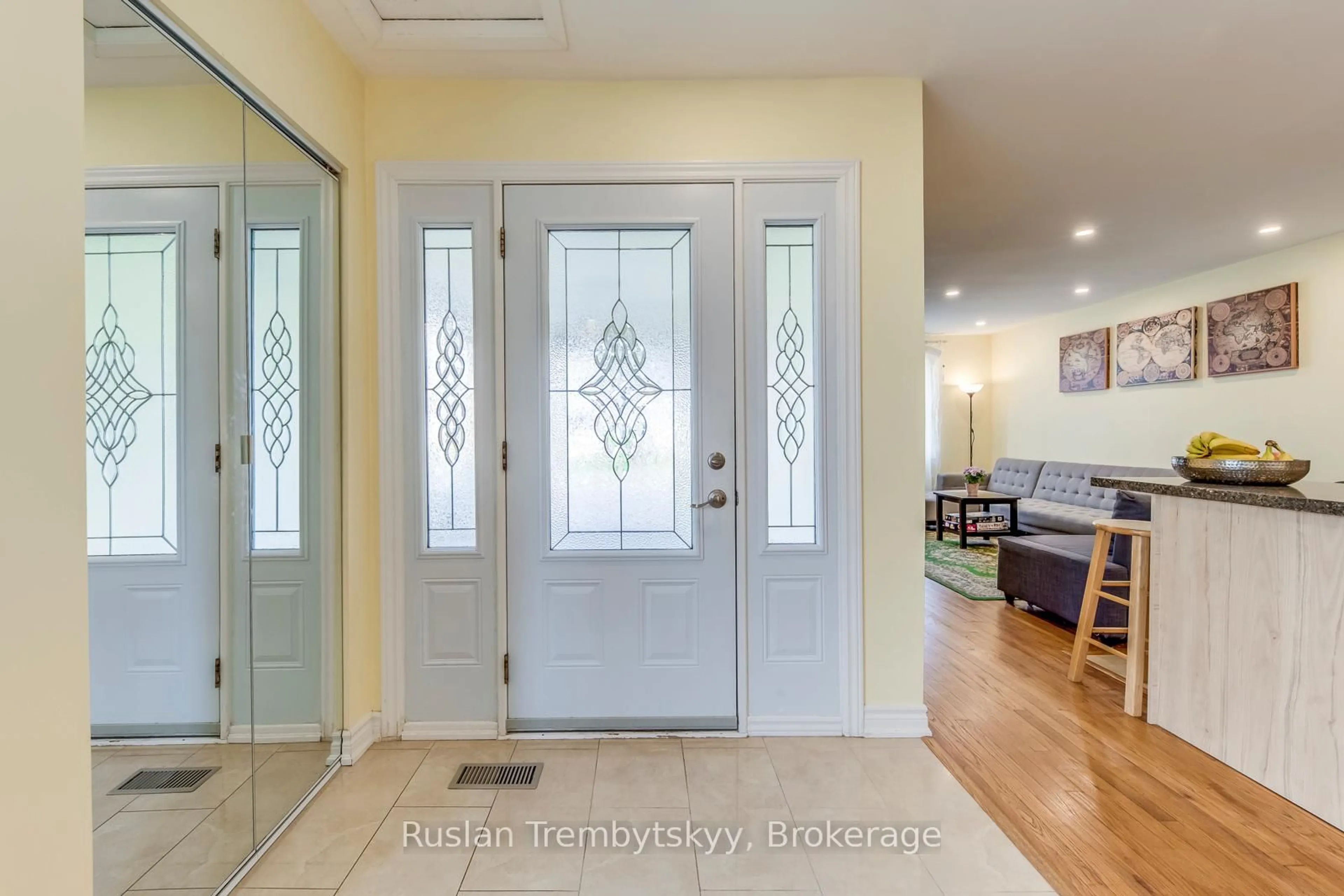 Indoor entryway for 2240 Manchester Dr, Burlington Ontario L7P 3W2