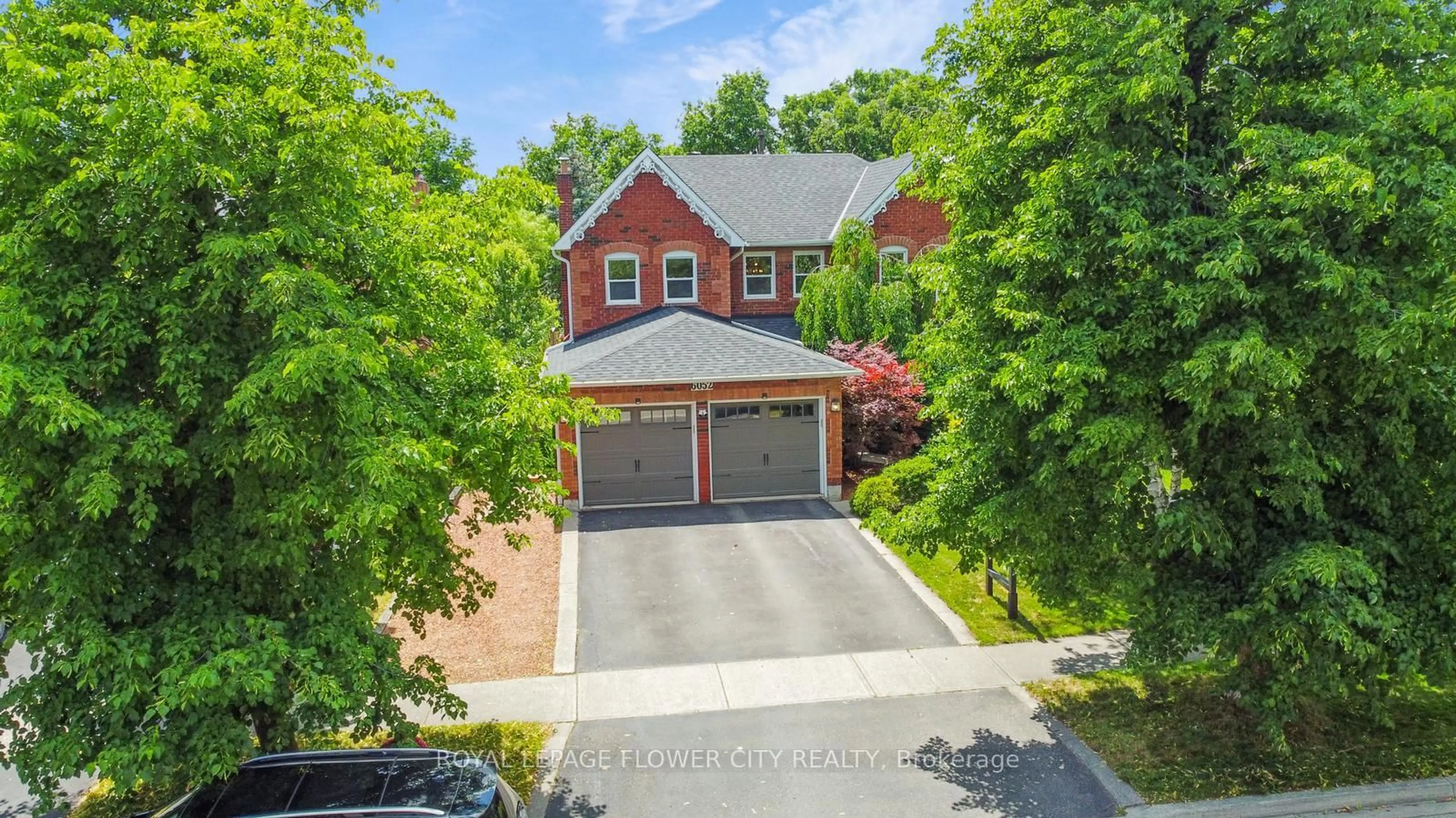A pic from outside/outdoor area/front of a property/back of a property/a pic from drone, street for 6052 St. Ives Way, Mississauga Ontario L5N 4M1