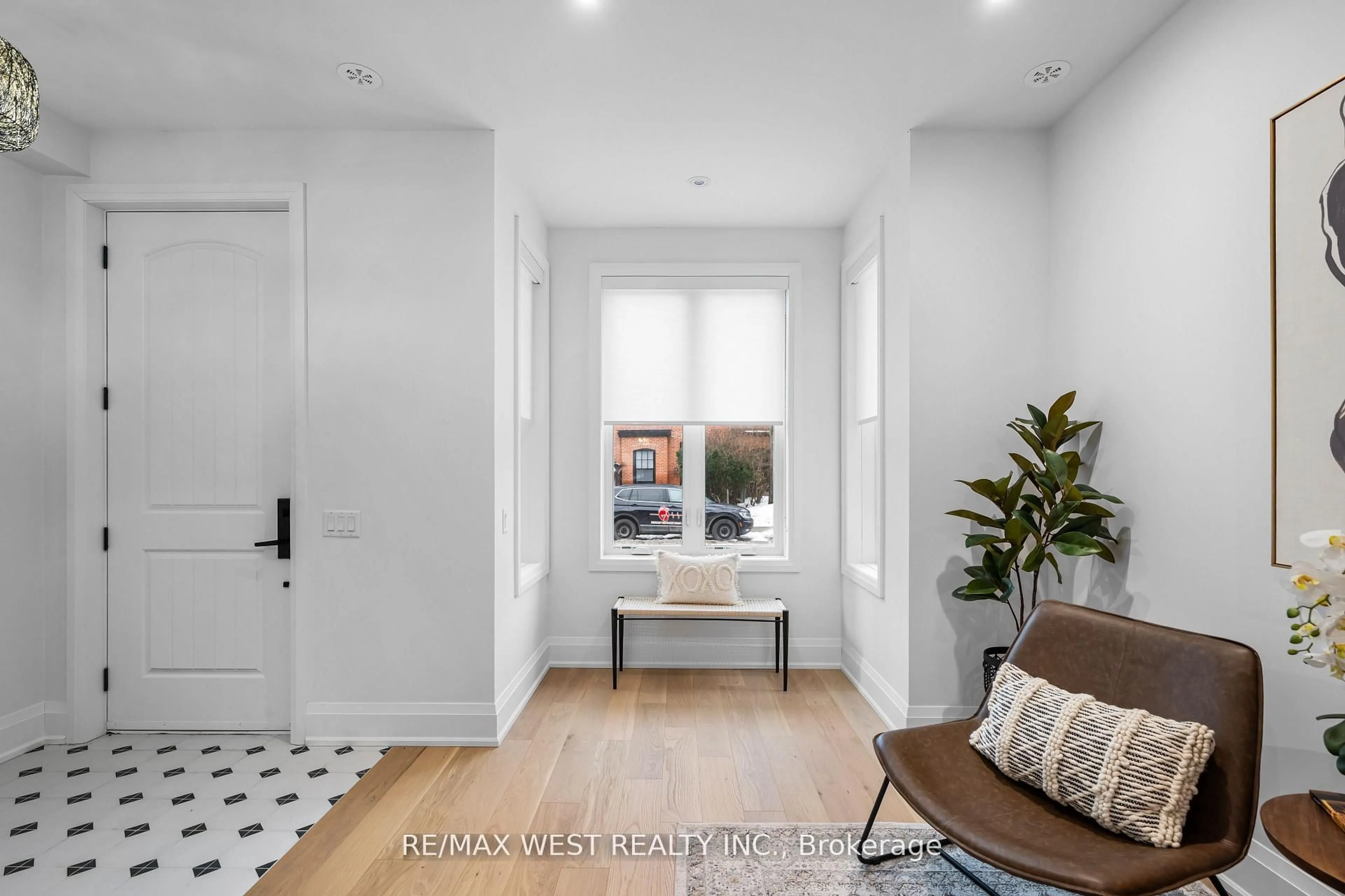 Indoor entryway for 64 Gwynne Ave, Toronto Ontario M6K 2C4