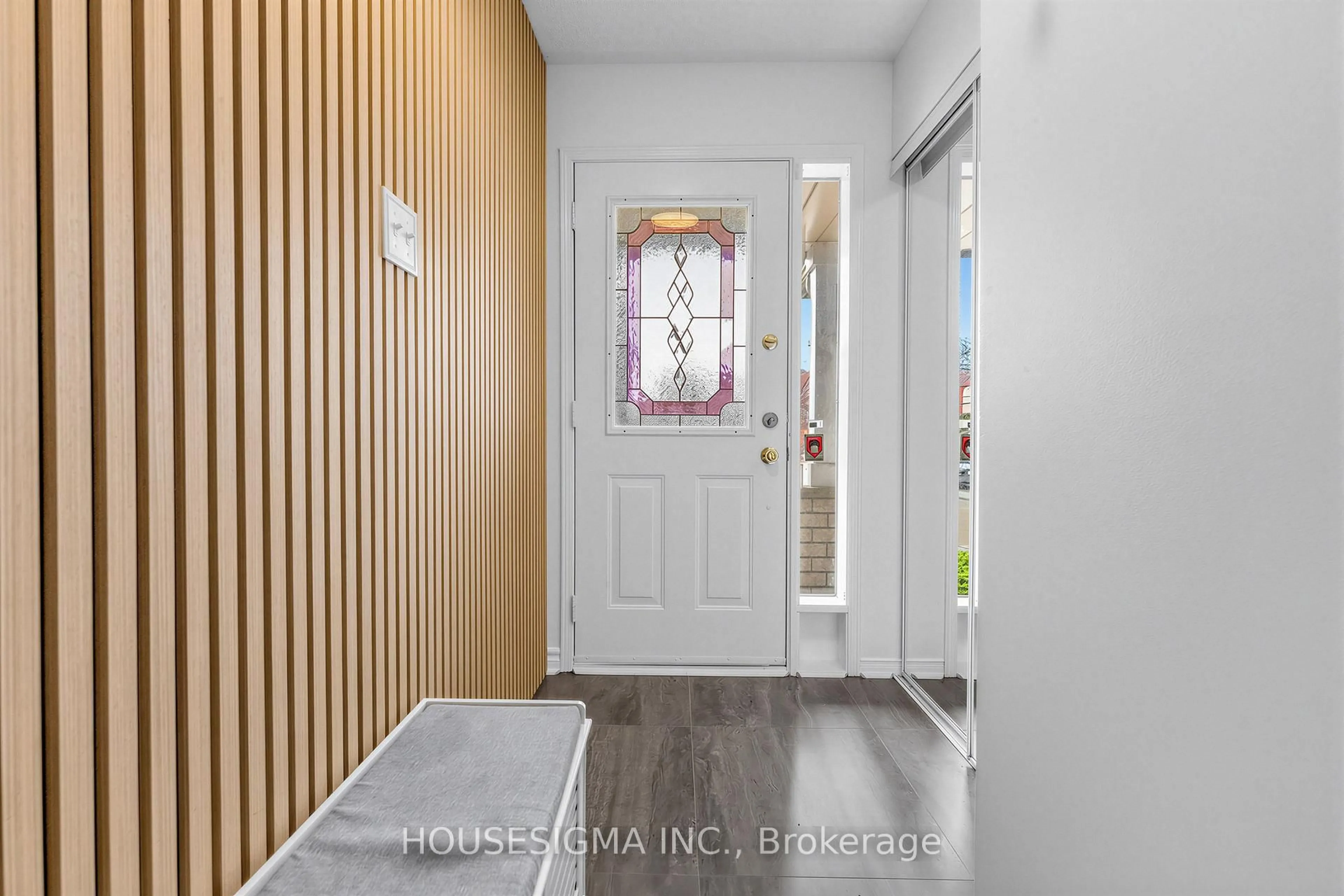 Indoor entryway for 3987 Discovery Crt, Mississauga Ontario L5N 7H8