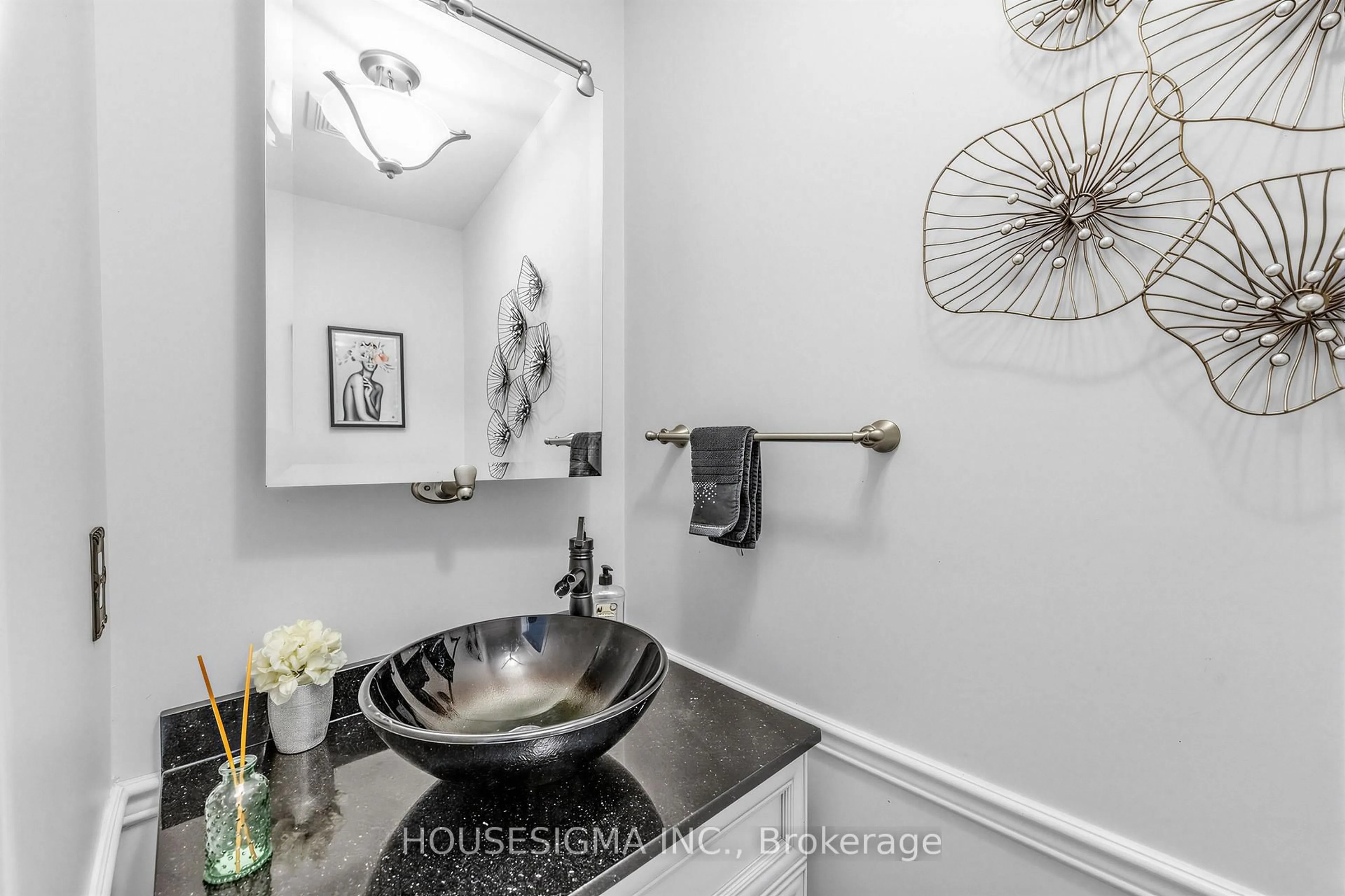 Contemporary bathroom, ceramic/tile floor for 3987 Discovery Crt, Mississauga Ontario L5N 7H8