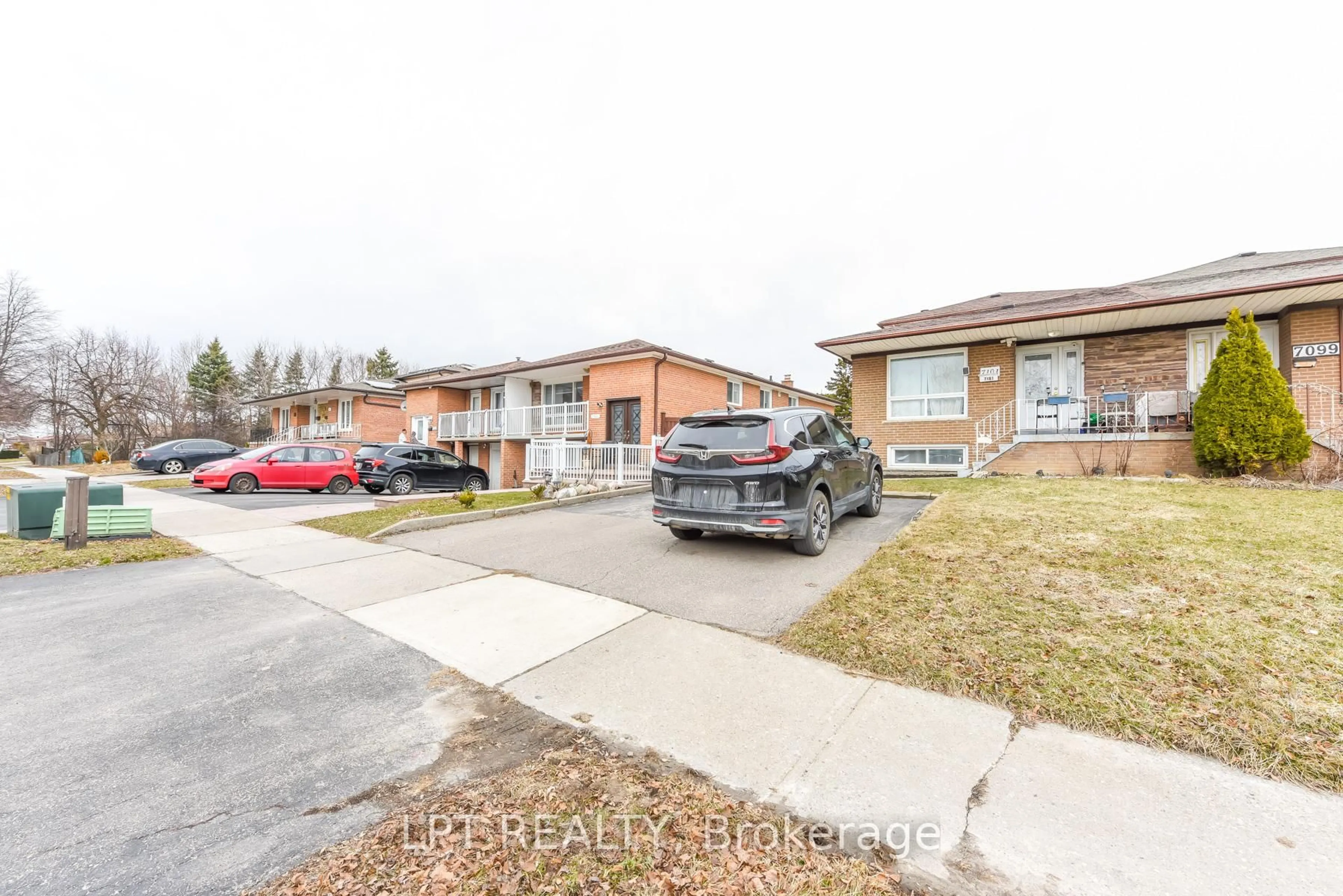A pic from outside/outdoor area/front of a property/back of a property/a pic from drone, street for 7101 Codlin Ave, Mississauga Ontario L4T 2M3