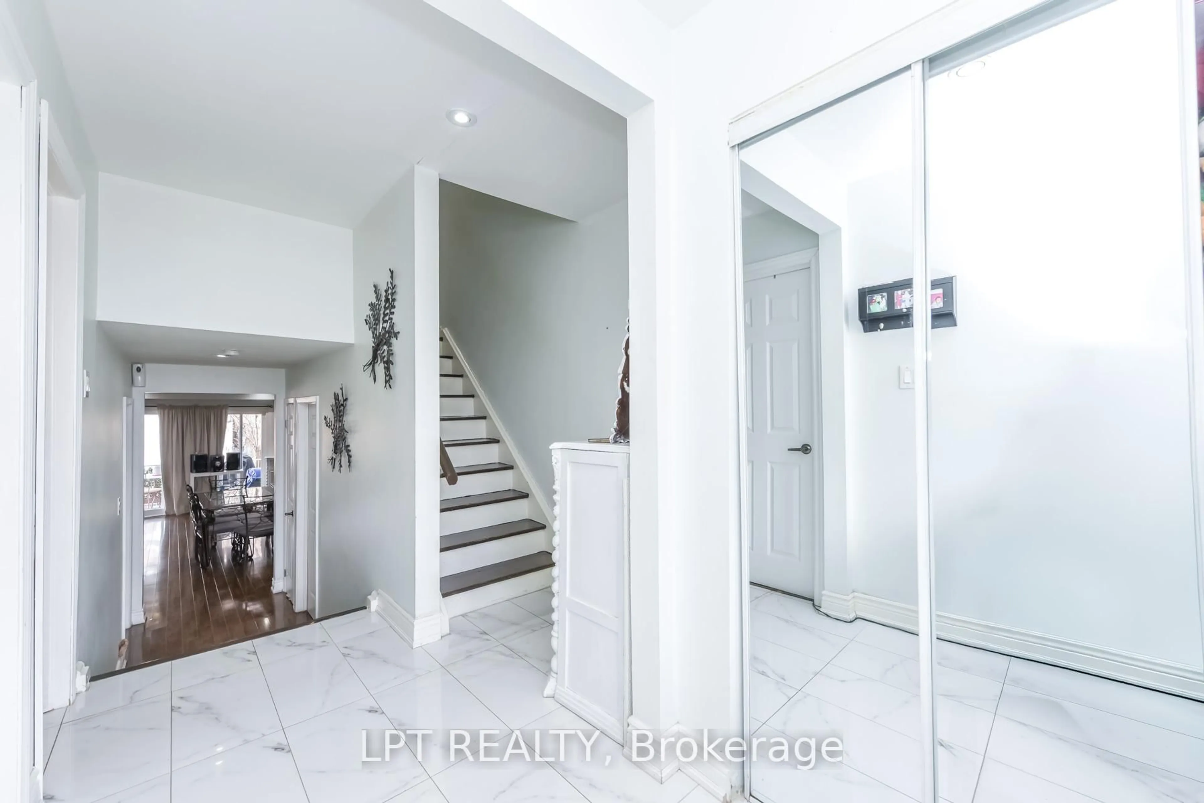 Indoor foyer for 7101 Codlin Ave, Mississauga Ontario L4T 2M3