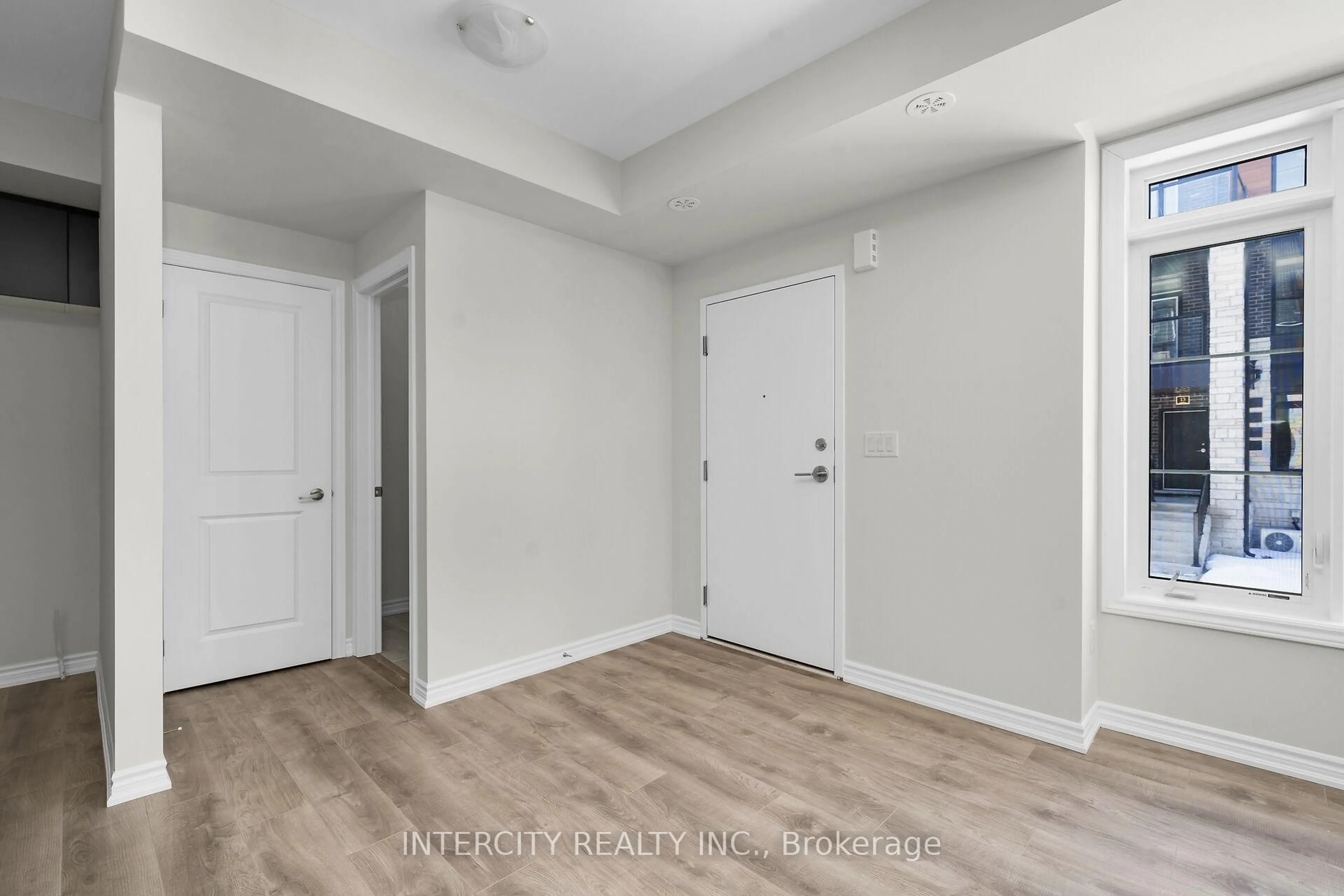 Indoor entryway for 14 Flourish Way #46F, Caledon Ontario L7C 1Z9