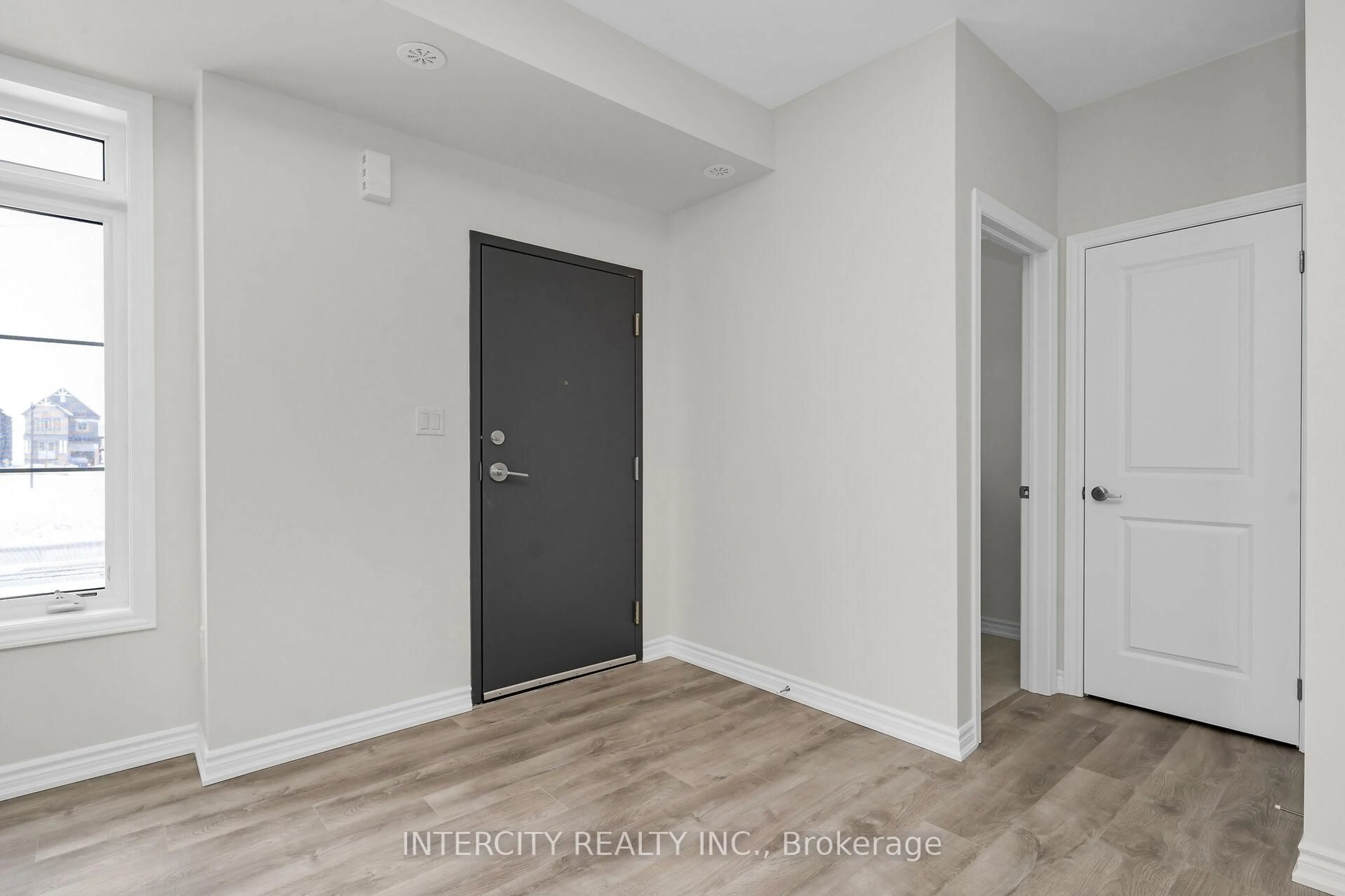 Indoor entryway for 555 Tim Manley Ave #10z, Caledon Ontario L7C 1Z9