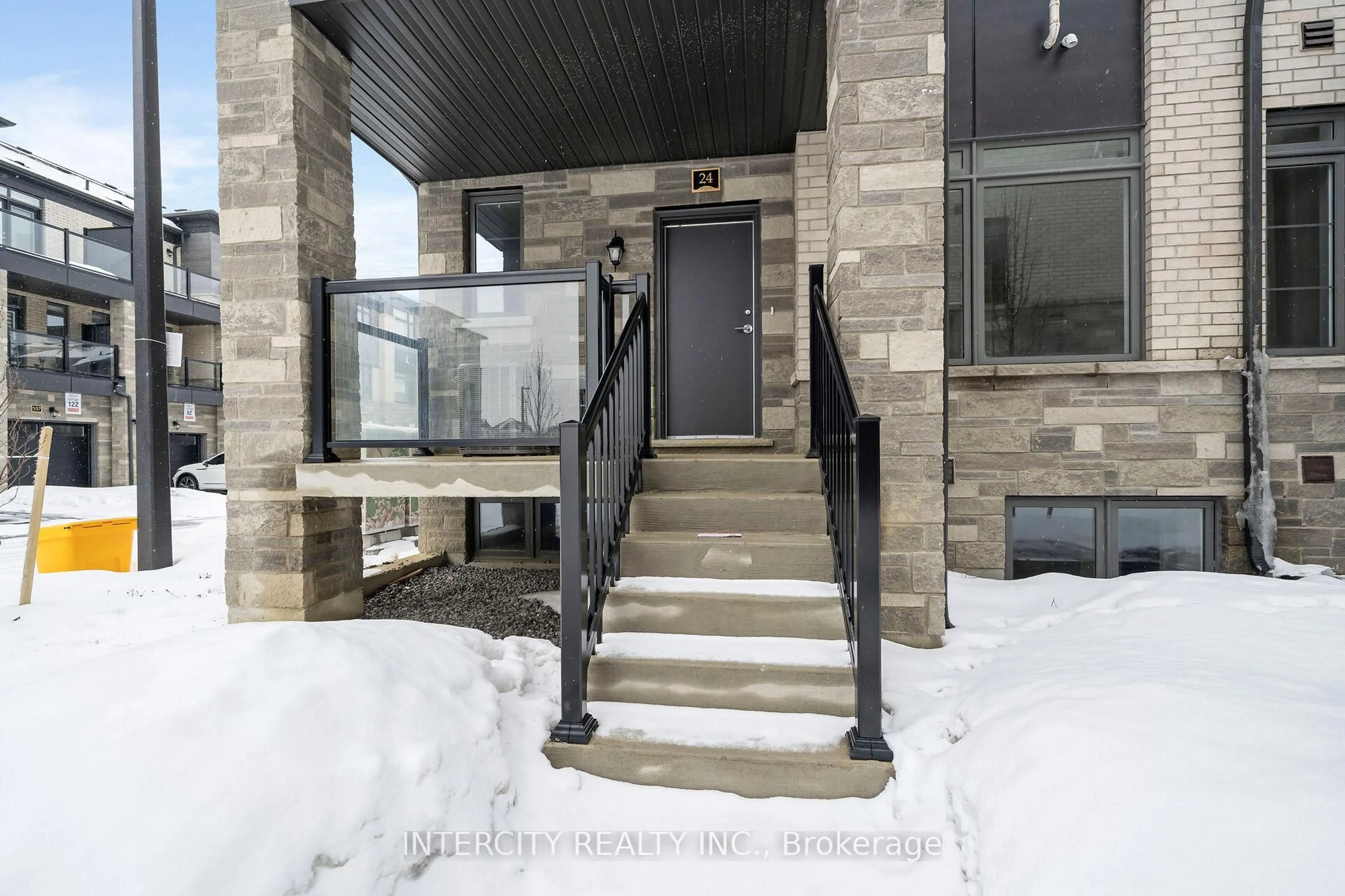 Indoor foyer for 24 Savvy Lane #34Z, Caledon Ontario L7C 1Z9