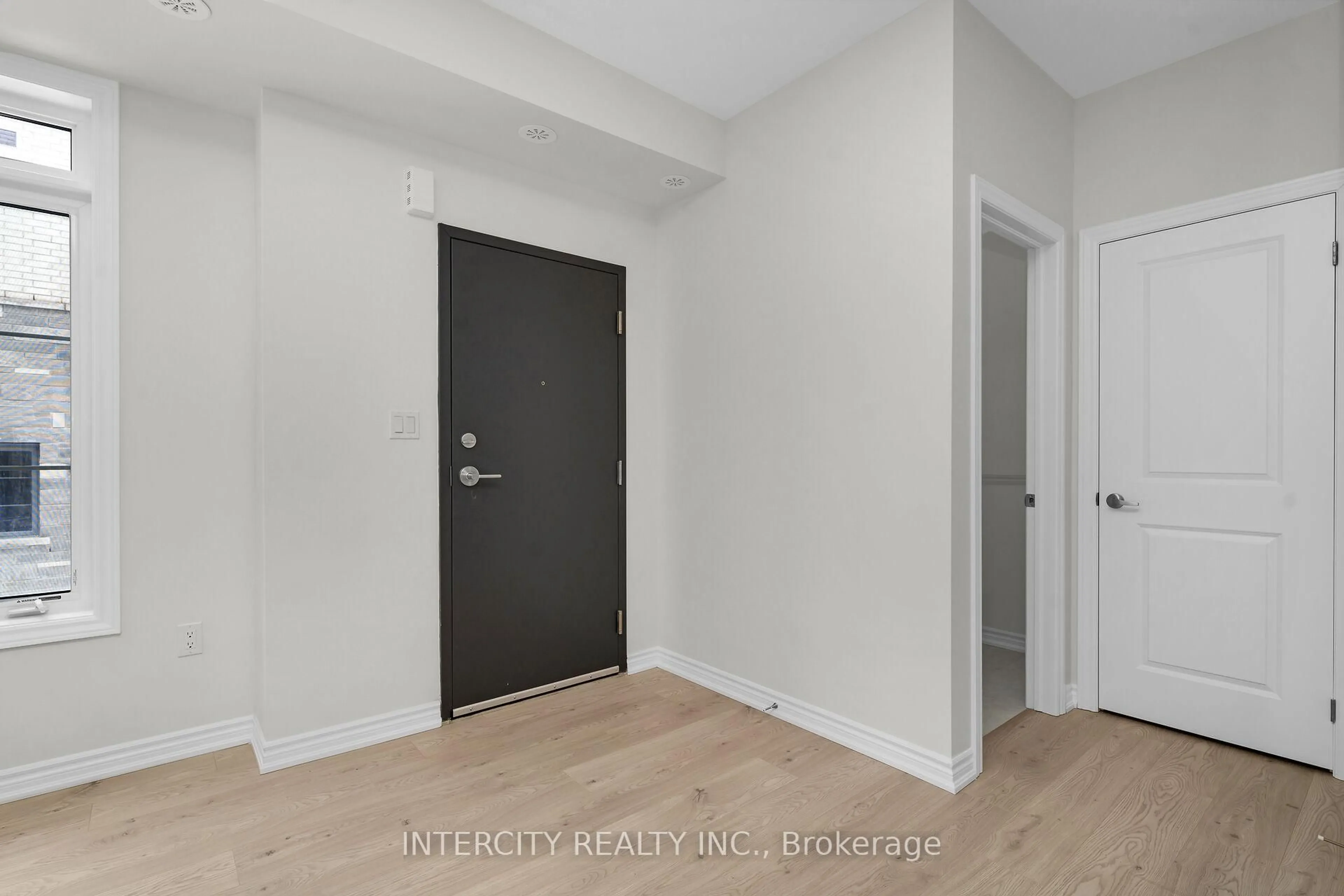 Indoor entryway for 24 Savvy Lane #34Z, Caledon Ontario L7C 1Z9