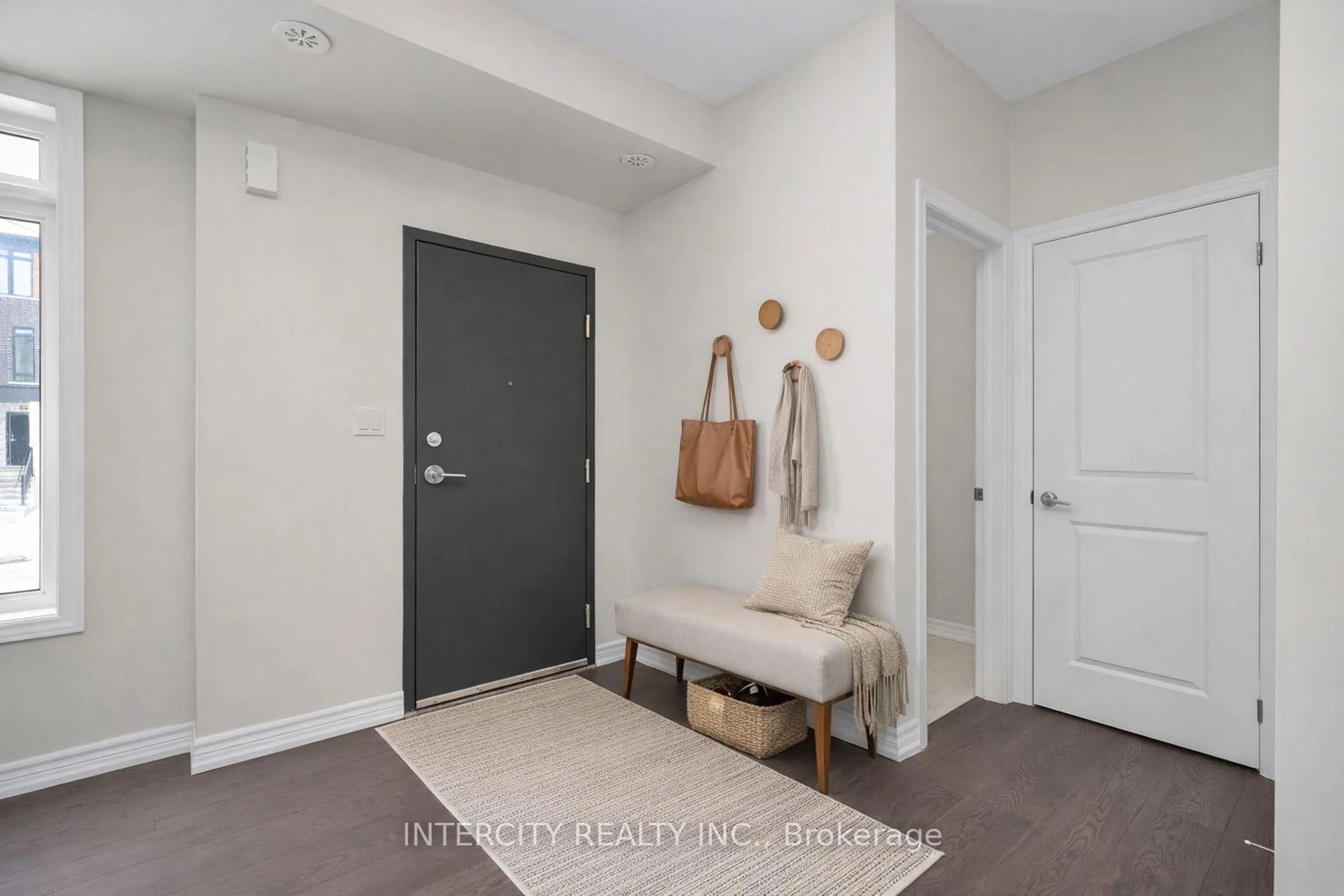 Indoor entryway for 168 Petch Ave #55Z, Caledon Ontario L7C 1Z9