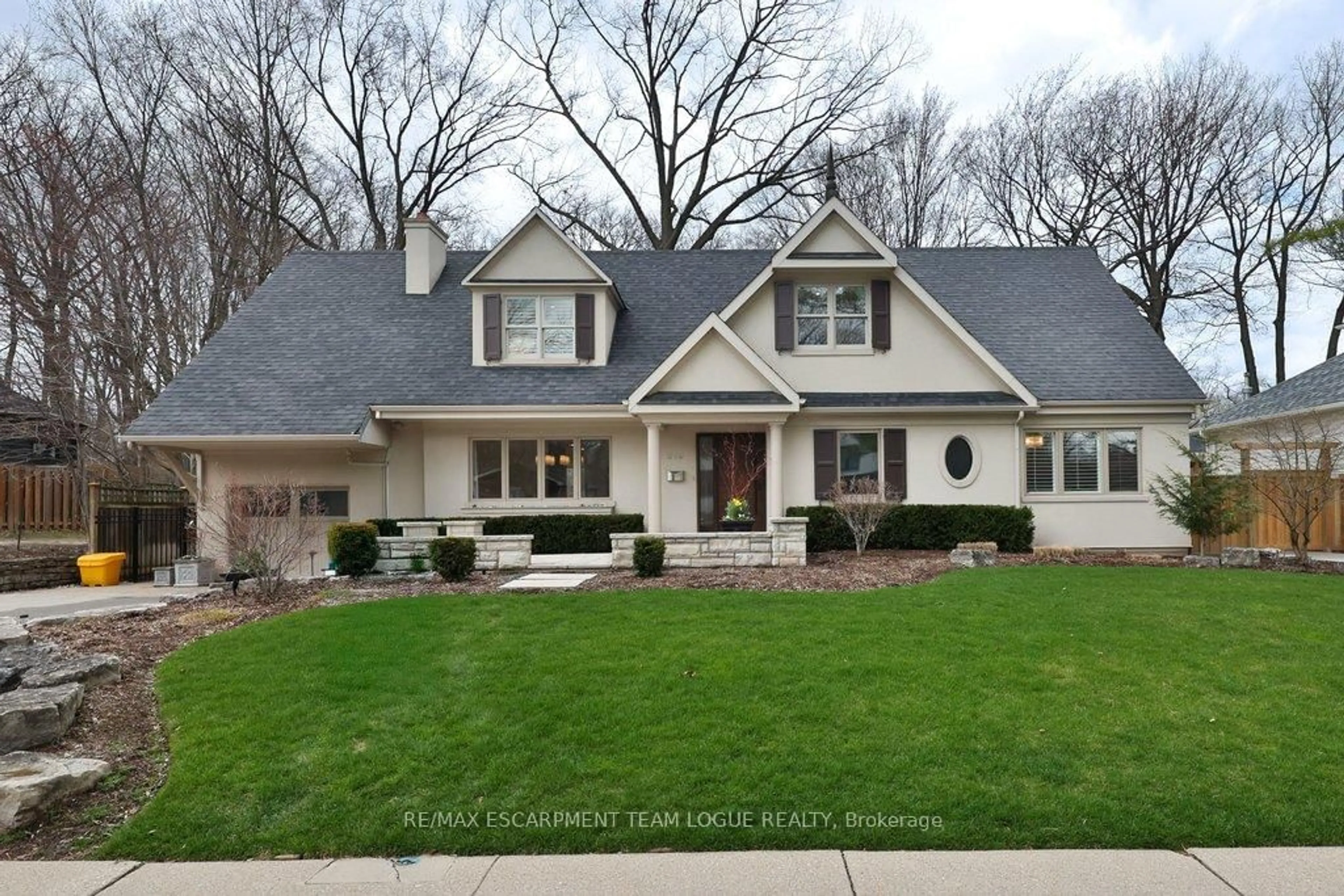 Home with vinyl exterior material, street for 319 Goodram Dr, Burlington Ontario L7L 2J9