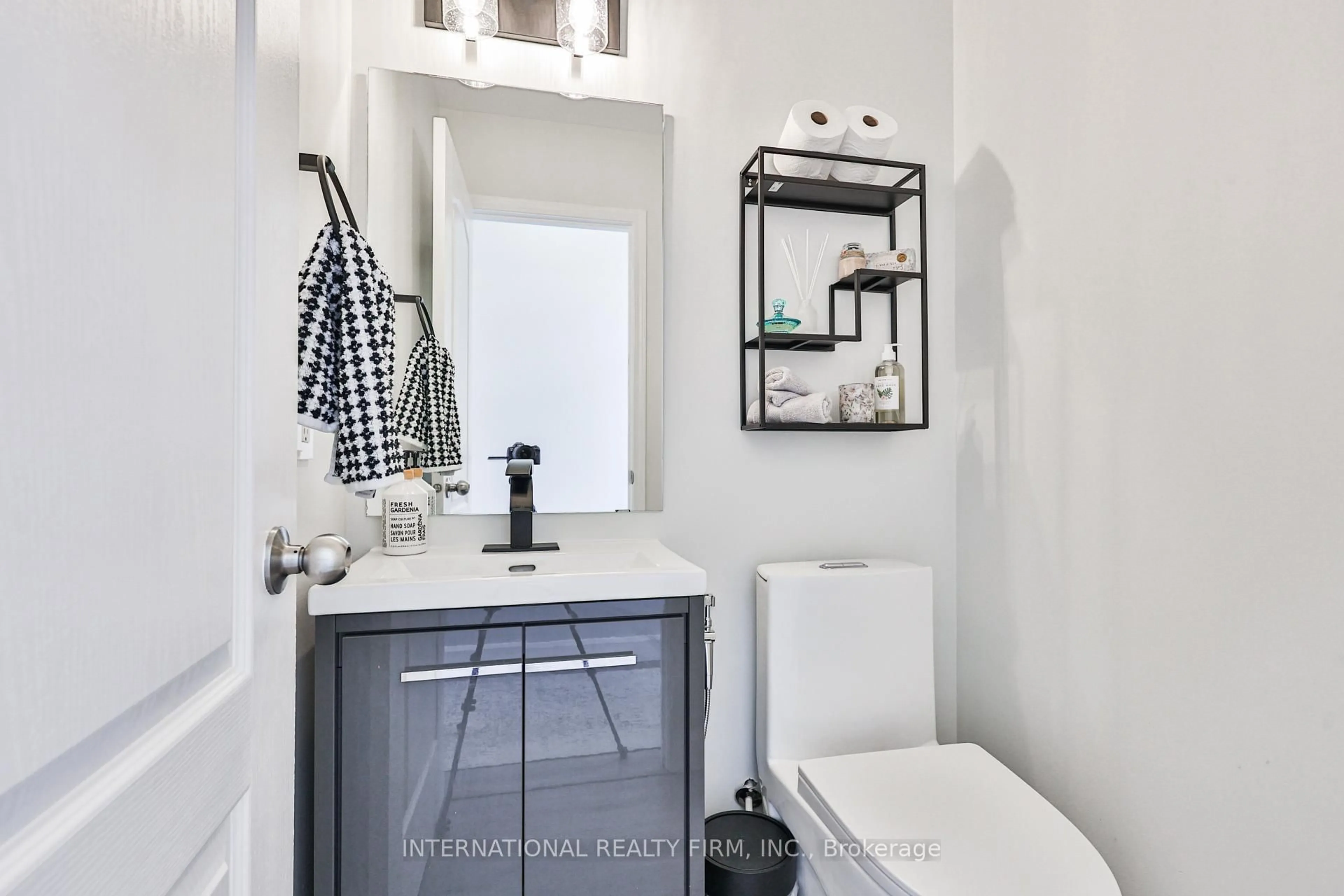 Contemporary bathroom, ceramic/tile floor for 651 Farmstead Dr #40, Milton Ontario L9T 7W2