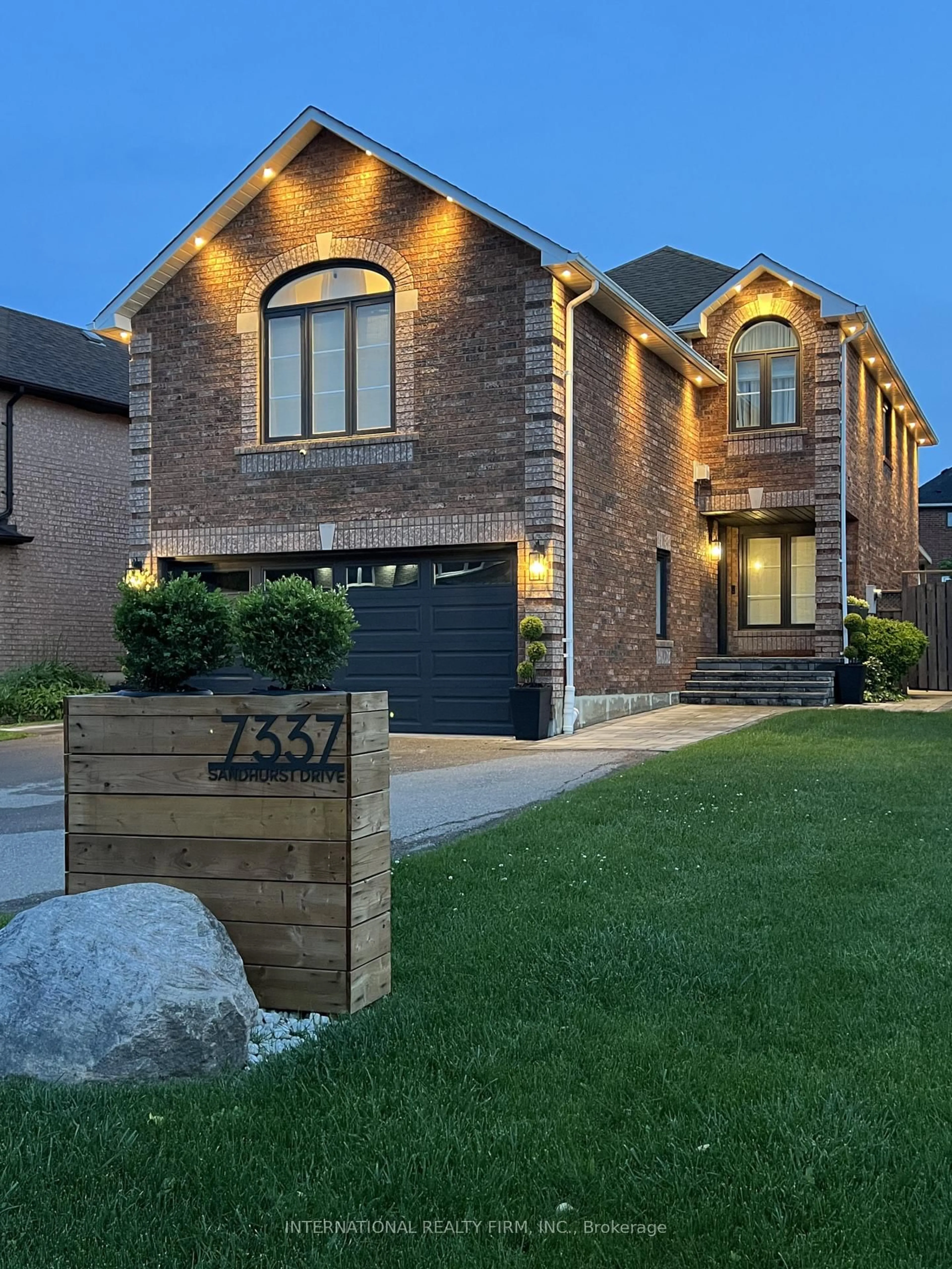 Home with brick exterior material, street for 7337 Sandhurst Dr, Mississauga Ontario L5N 7G7