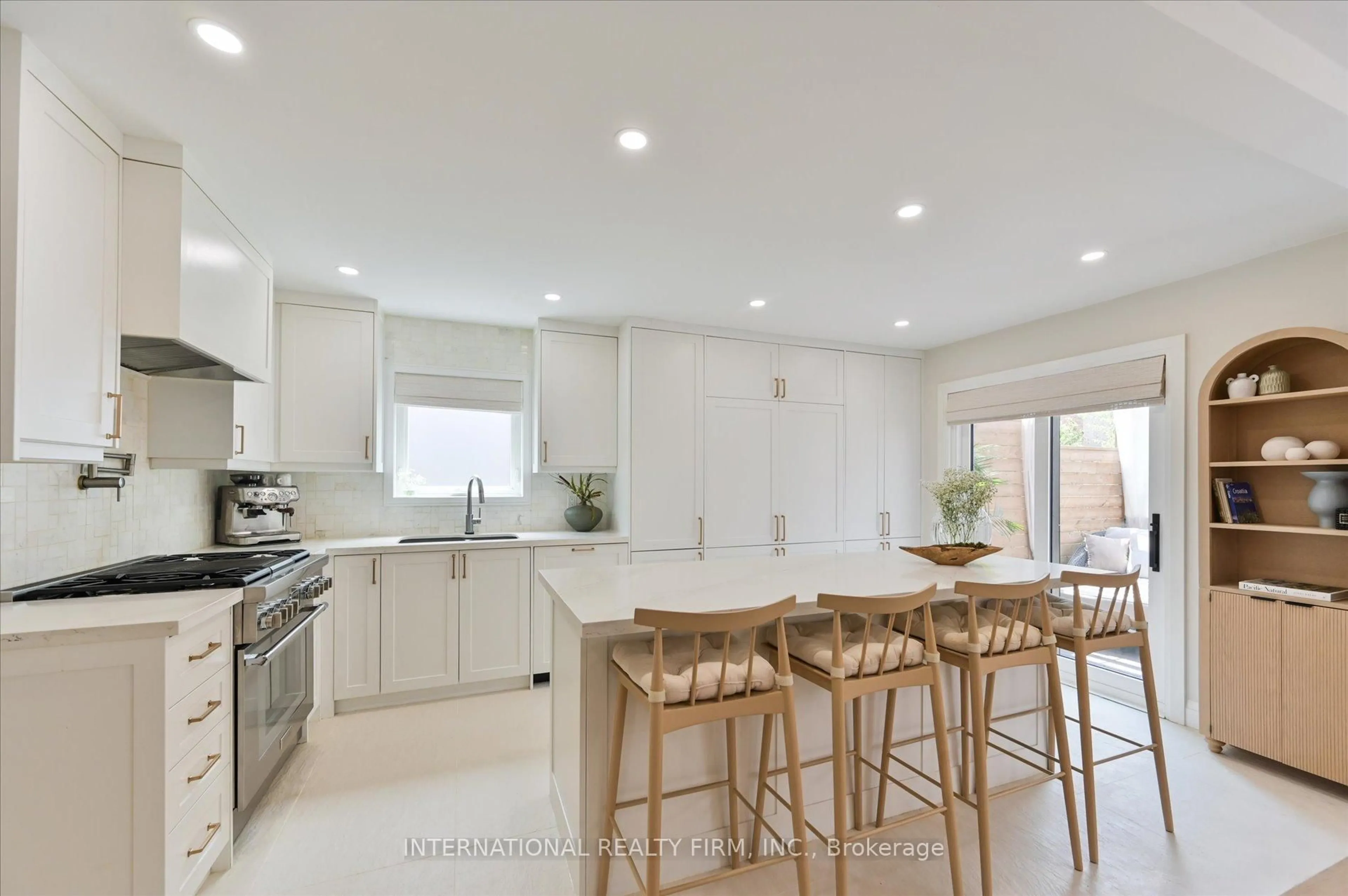 Open concept kitchen, ceramic/tile floor for 7337 Sandhurst Dr, Mississauga Ontario L5N 7G7