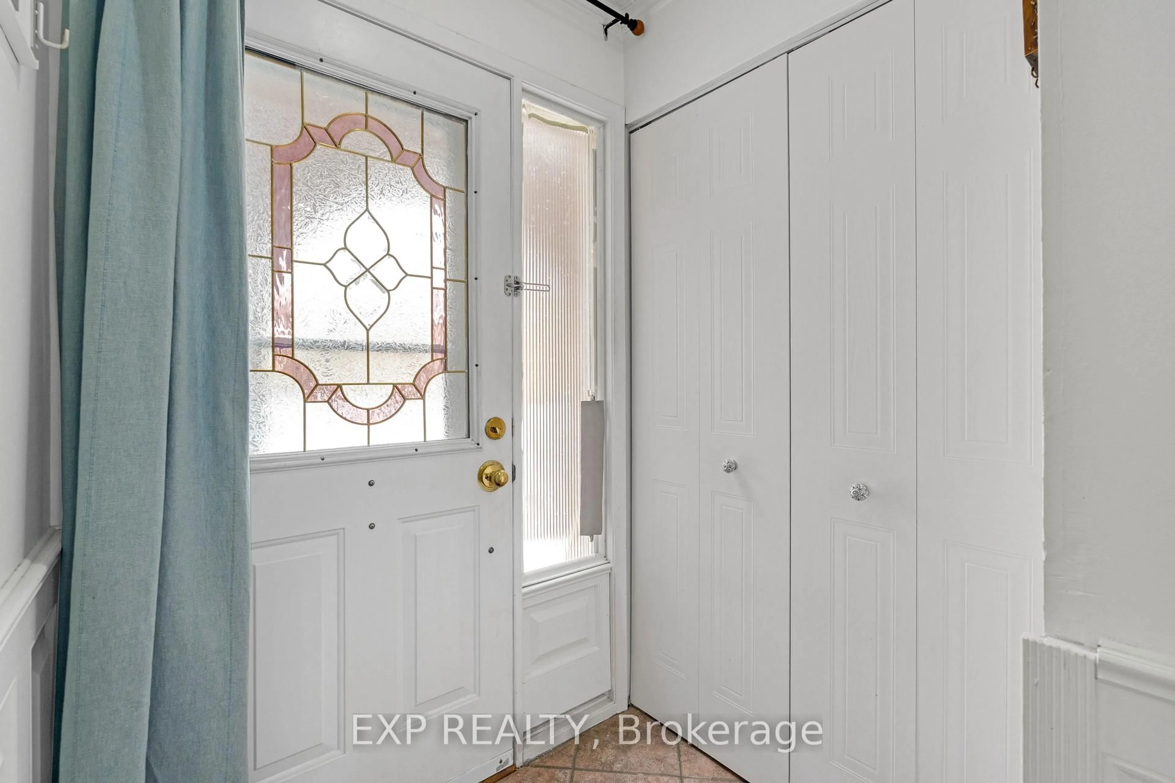 Indoor entryway for 1180 Mississauga Valley Blvd #4, Mississauga Ontario L5A 3M9