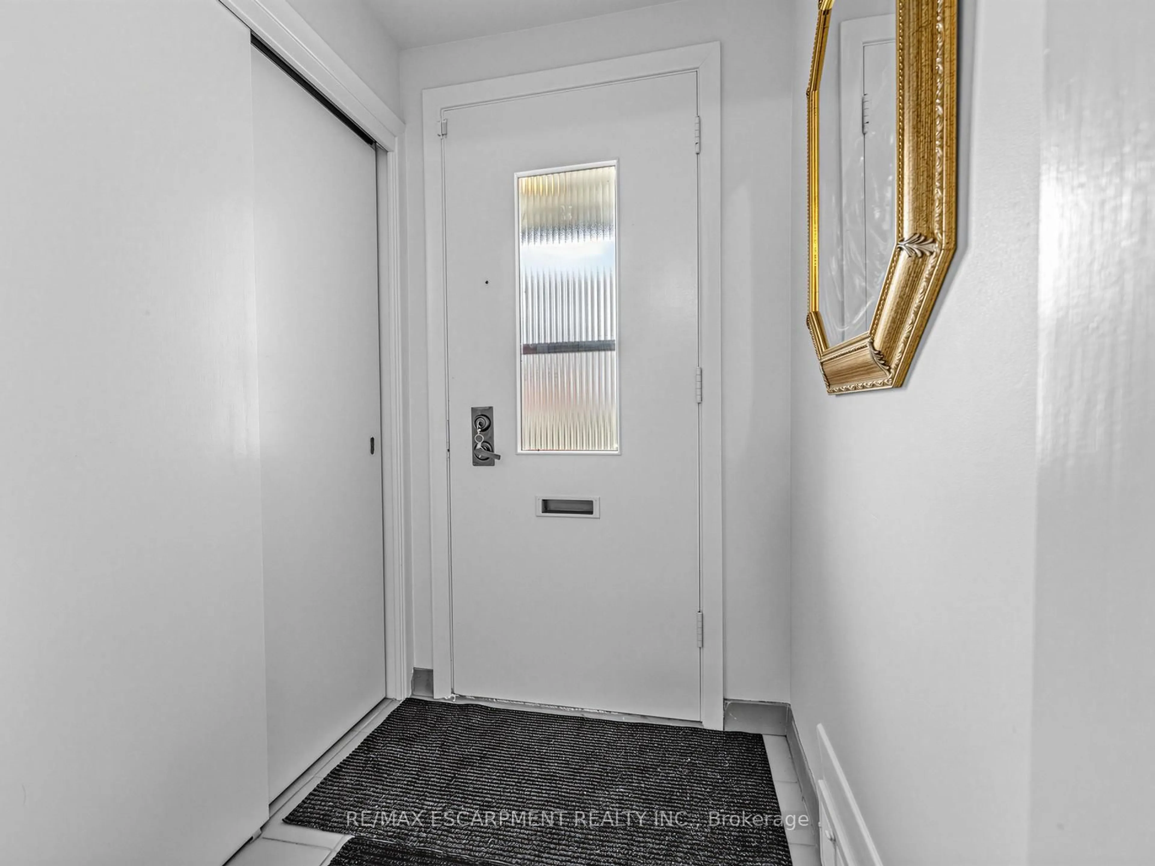 Indoor entryway for 33 Mill St, Brampton Ontario L6Y 1S7