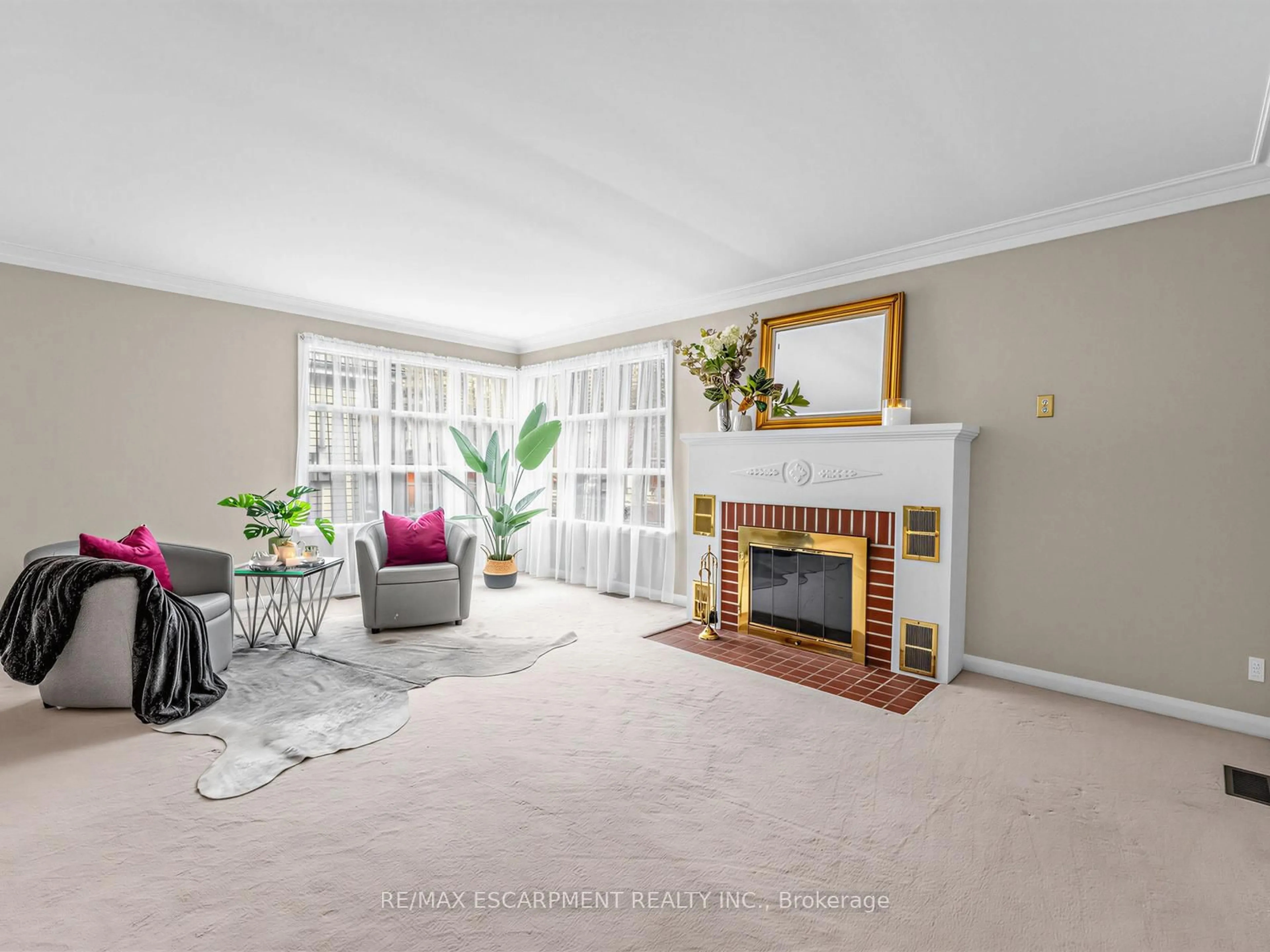 Living room with furniture, carpet floor for 33 Mill St, Brampton Ontario L6Y 1S7
