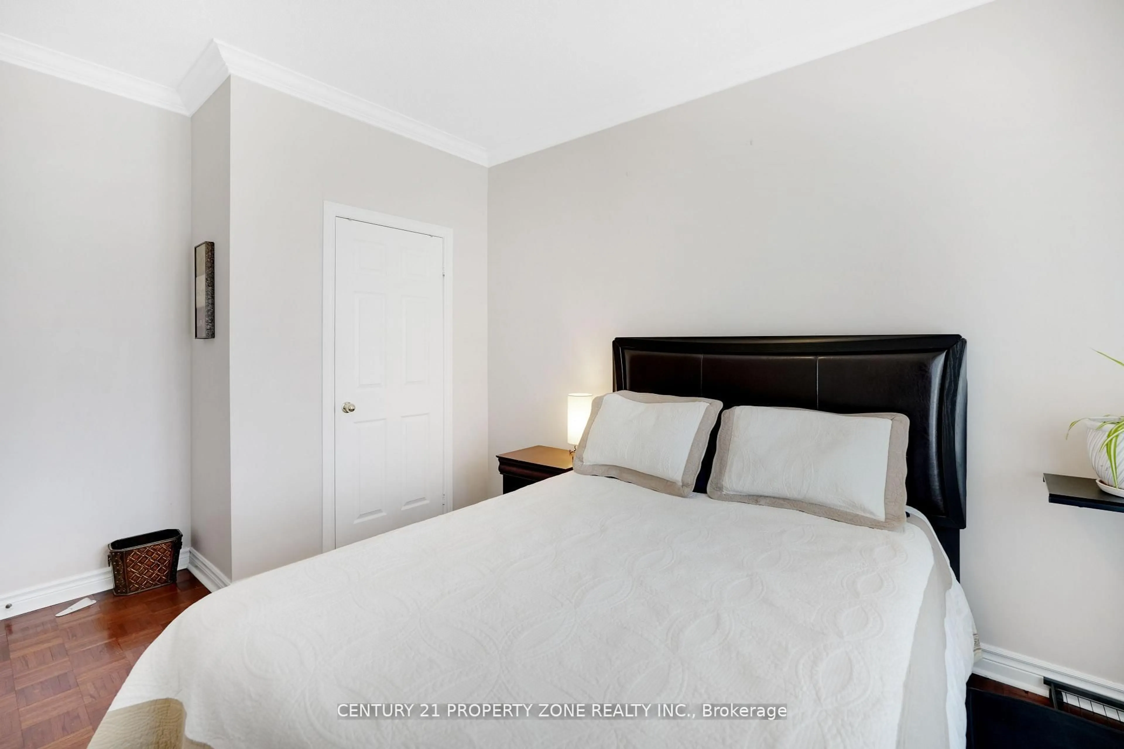 Bedroom with bed, unknown for 38 Castlegate Blvd, Brampton Ontario L6P 2L3