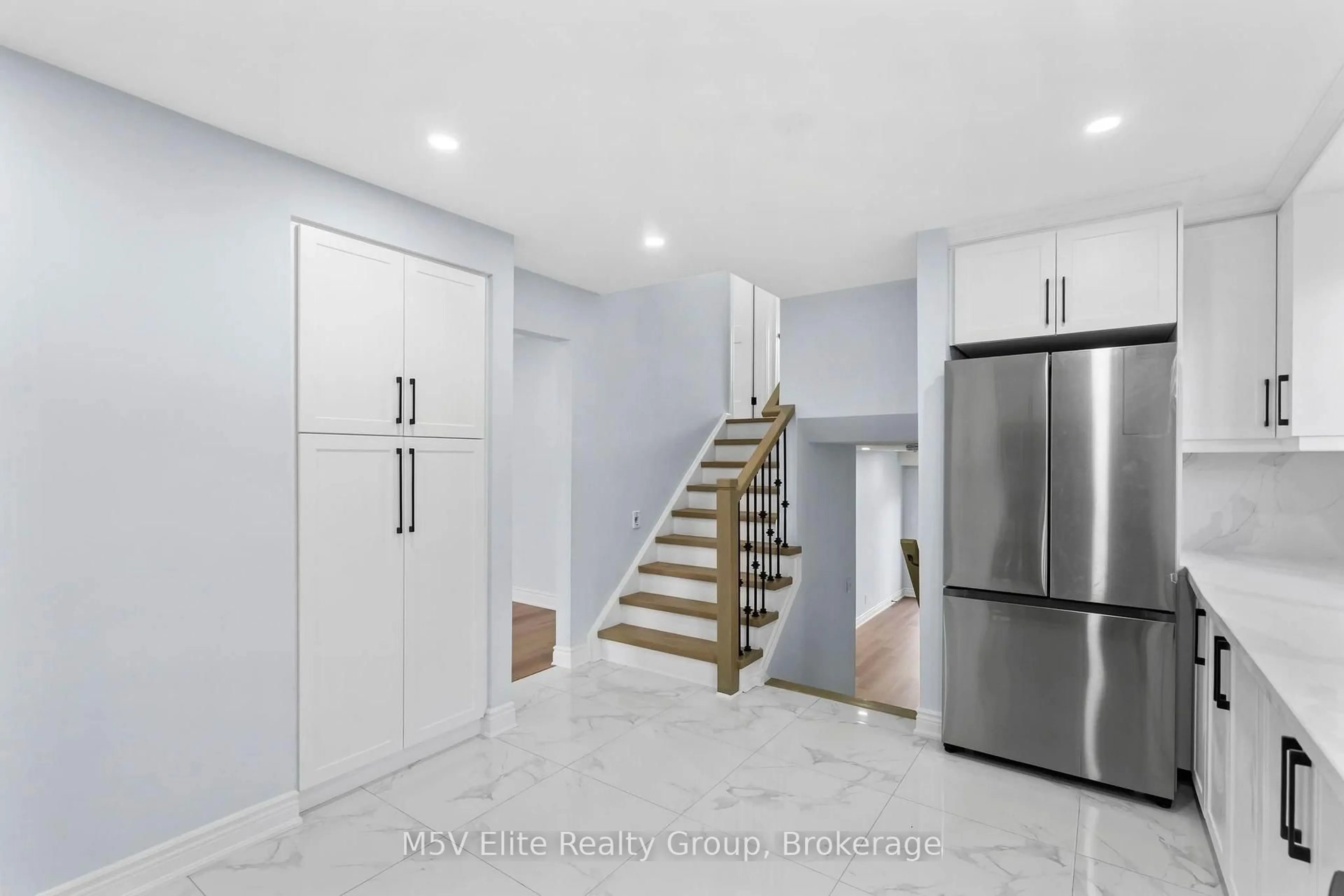 Open concept kitchen, ceramic/tile floor for 93 Ashford Crt, Brampton Ontario L6V 3E2