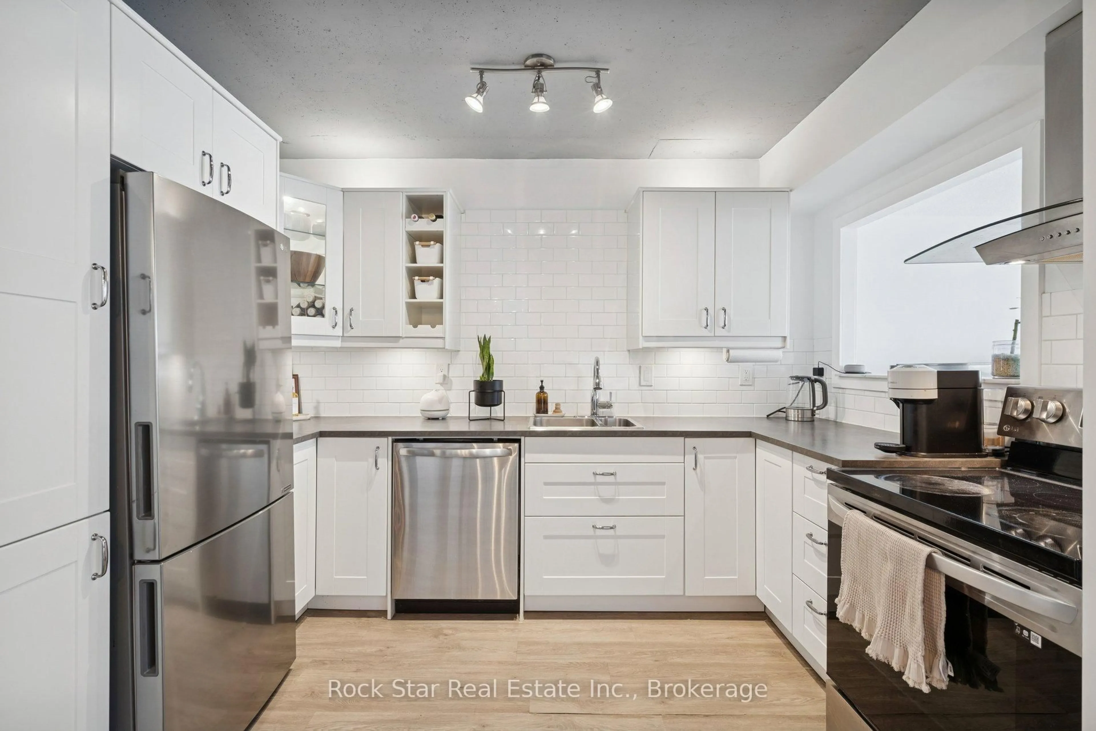 Contemporary kitchen, ceramic/tile floor for 20 Speers Rd #103, Oakville Ontario L6K 3R5