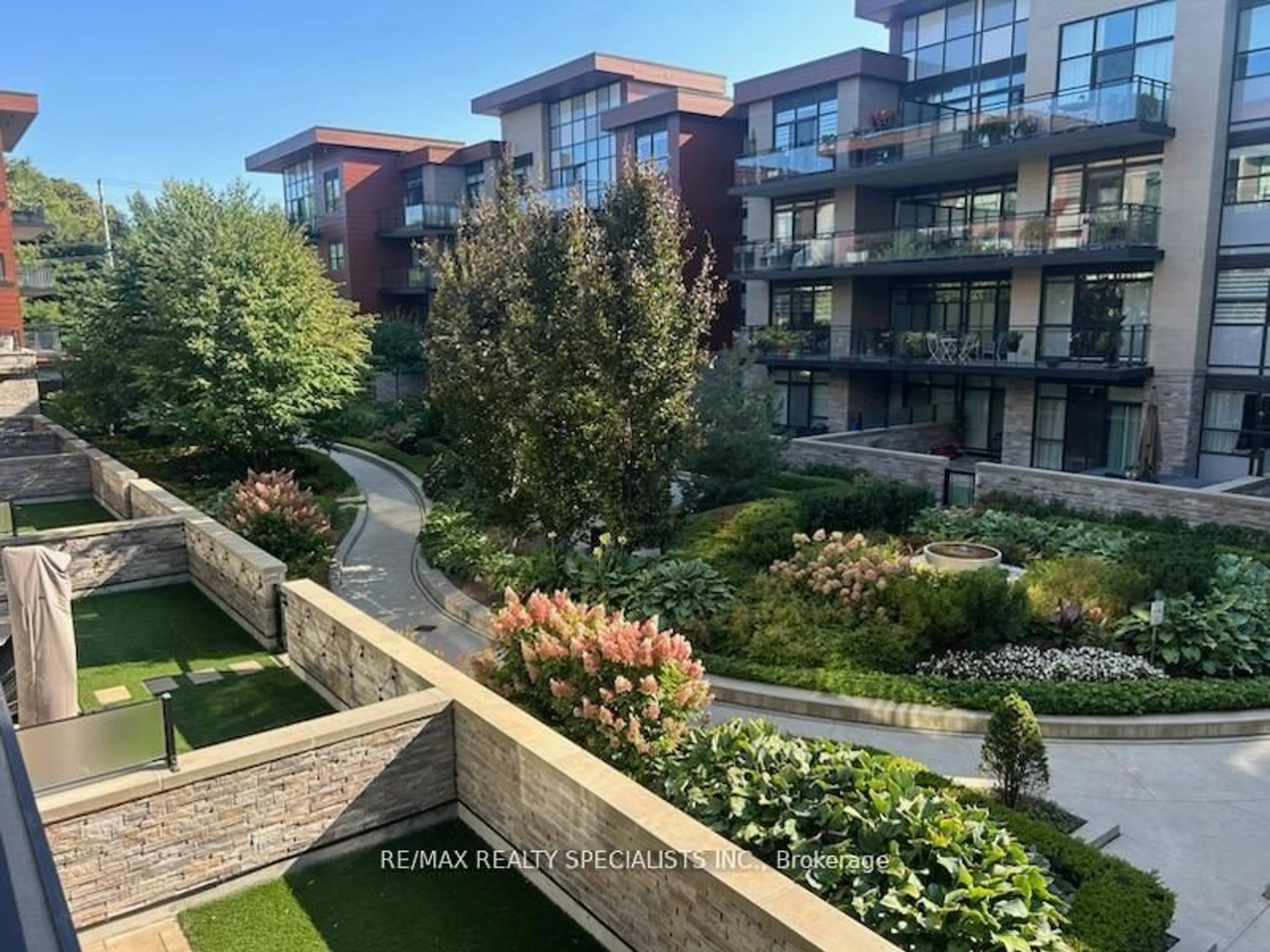 A pic from outside/outdoor area/front of a property/back of a property/a pic from drone, unknown for 1575 Lakeshore Rd #258, Mississauga Ontario L5J 0B1